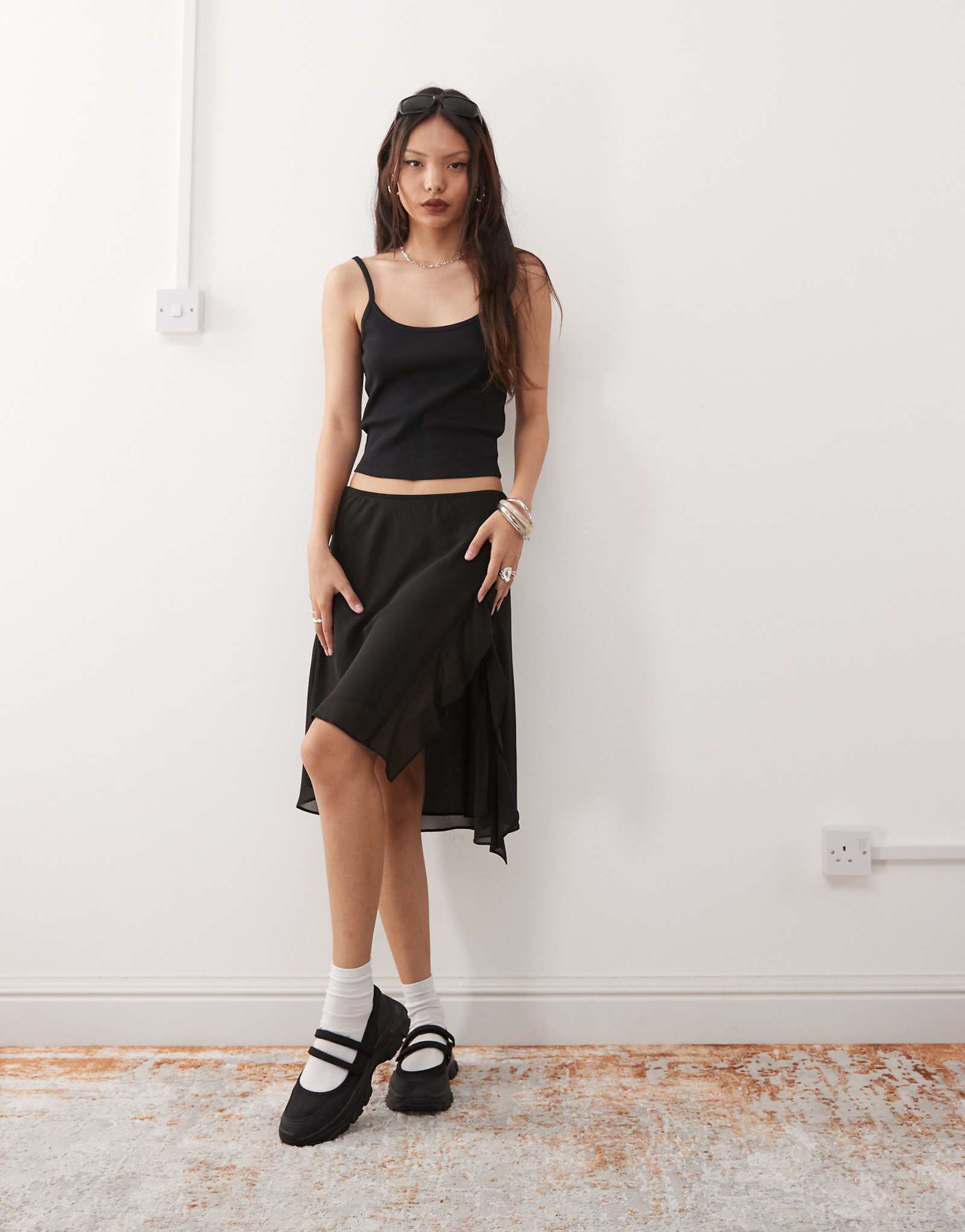 Weekday sheer asymmetric chiffon midi skirt in black 15690₽