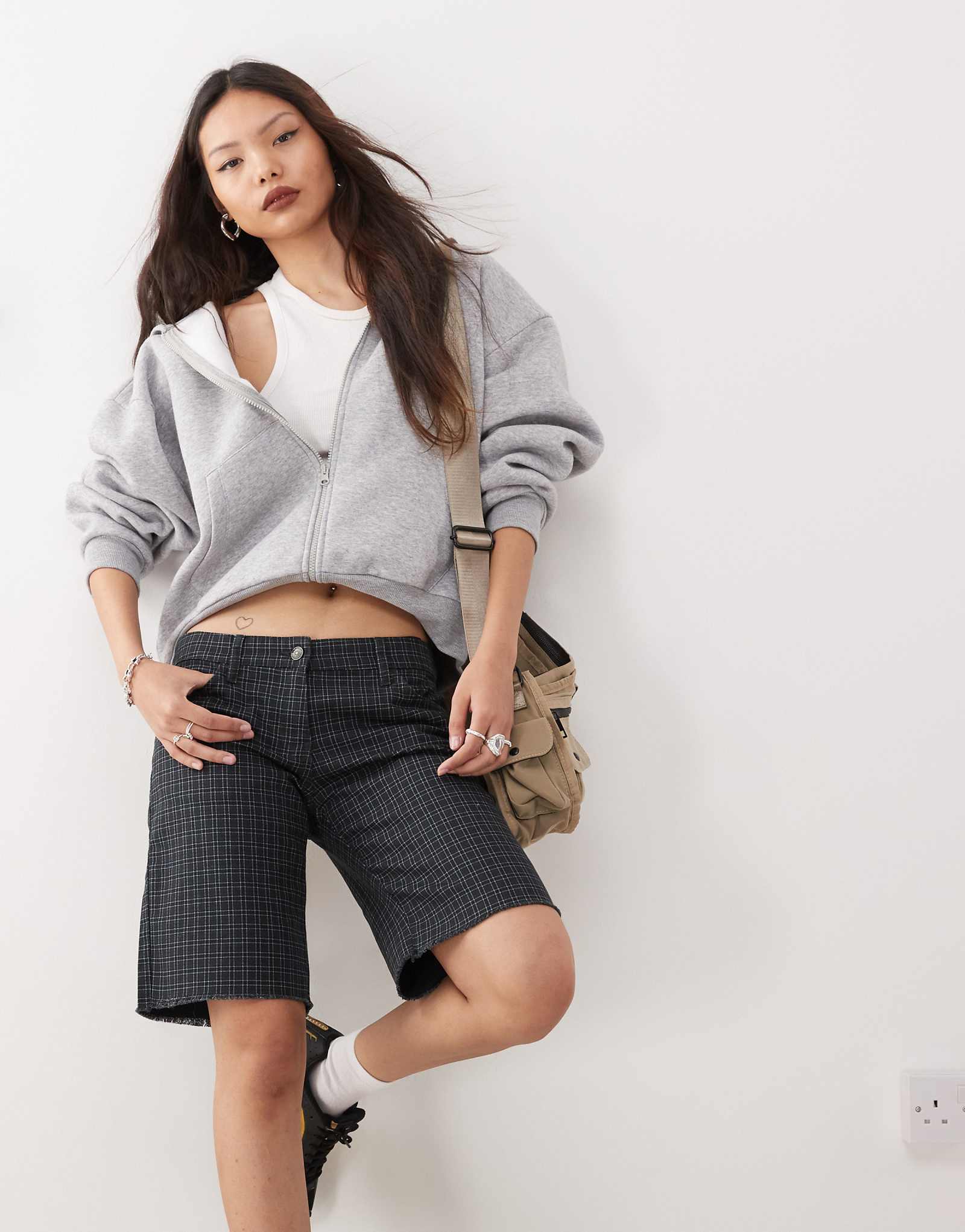 Weekday longline shorts in gray plaid 9590₽