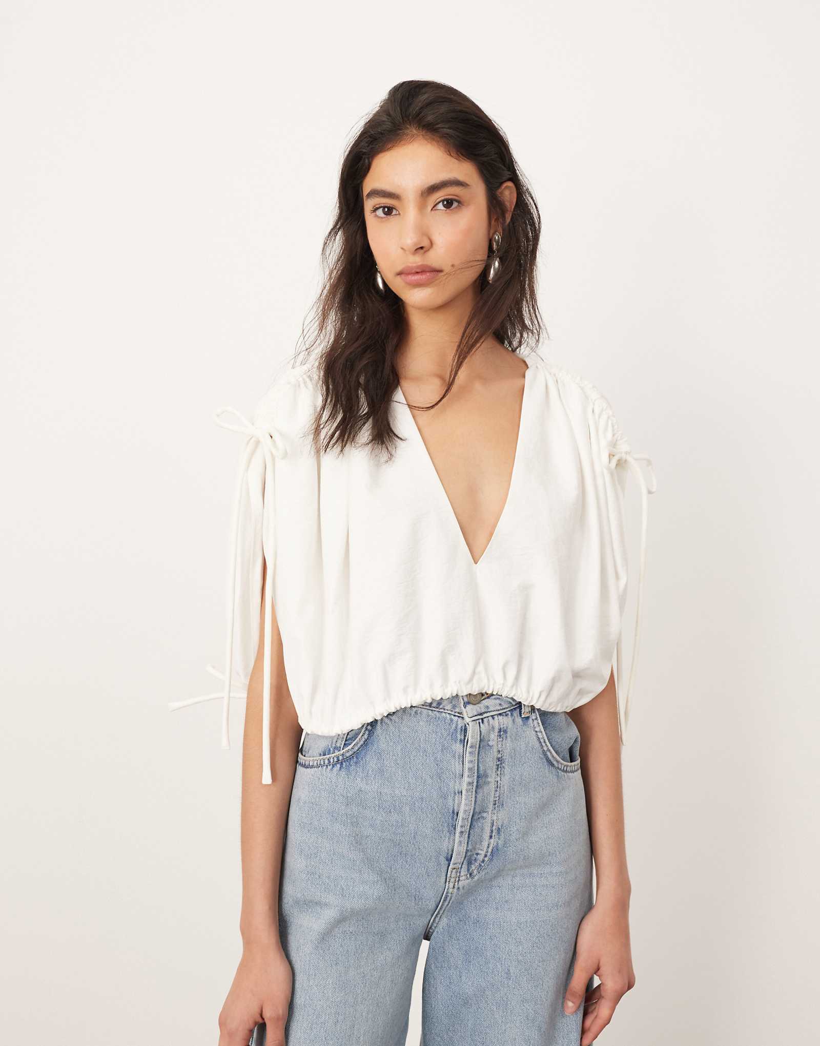 ARRANGE plunge top with ruched detail in ivory 6490₽