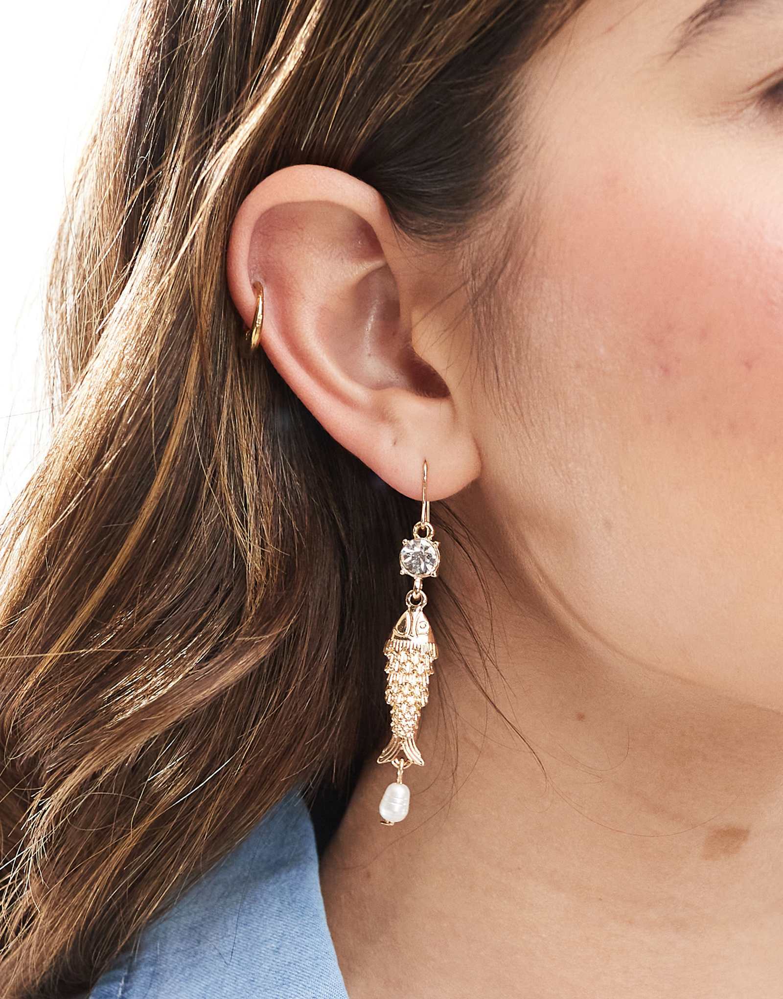 Accessorize fish charm drop earrings in gold 2990₽