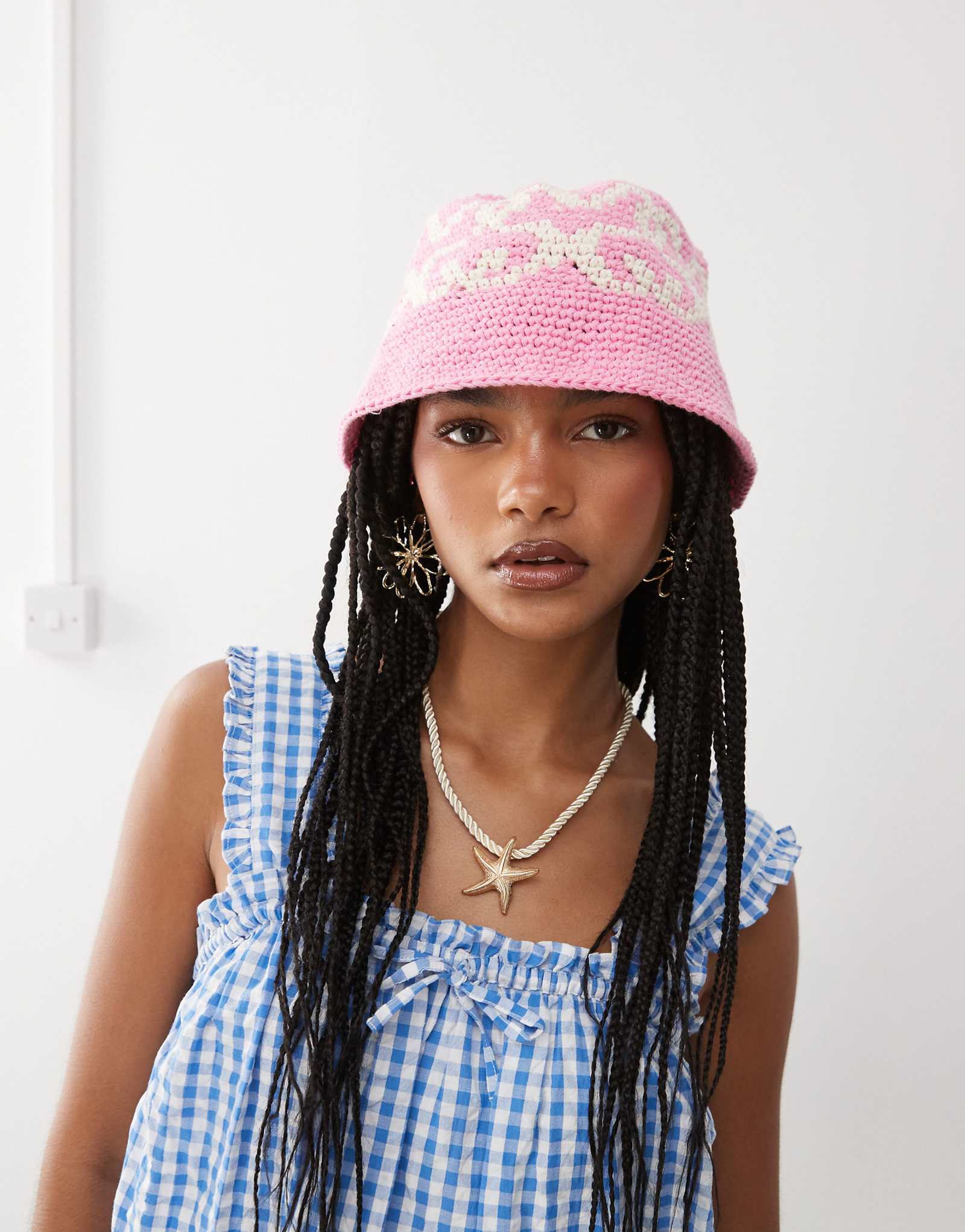 COLLUSION crochet bucket hat in pink 5690₽