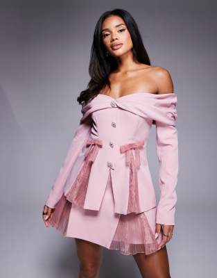 Роскошный блейзер ASOS с открытыми плечами и складками из органзы пыльно-розового цвета - часть комплекта