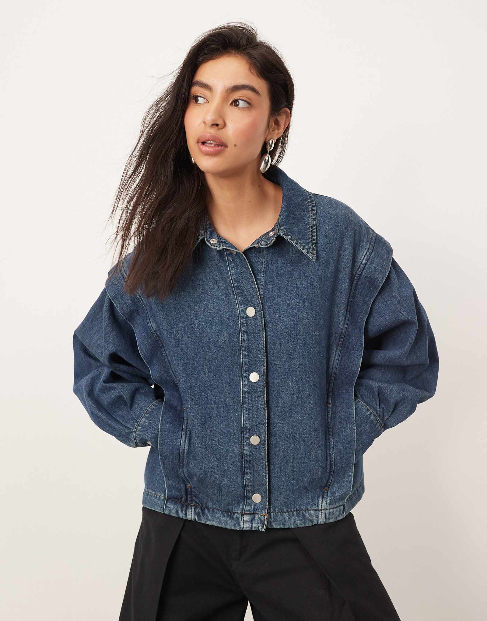 ARRANGE denim boxy shacket with pleat details in mid blue 15590₽