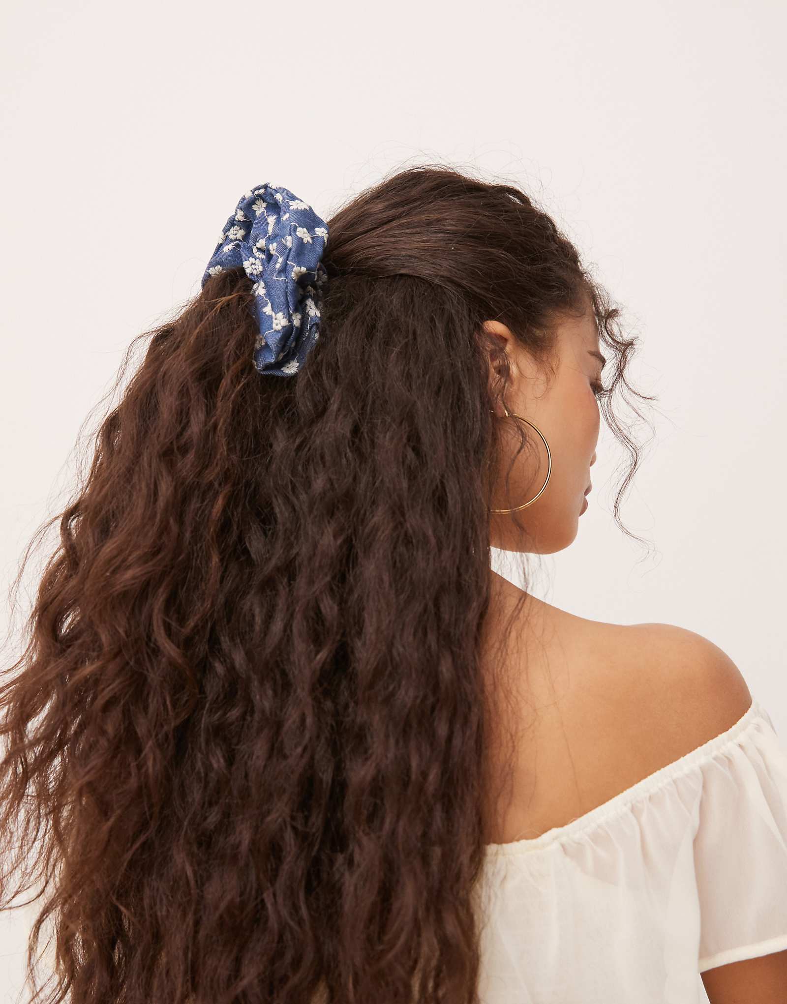 ASOS DESIGN denim scrunchie with floral embroidery 1790₽