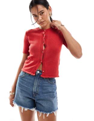 Кардиган с коротким рукавом и отделкой в виде гребешка от ASOS DESIGN красного цвета с золотыми пуговицами