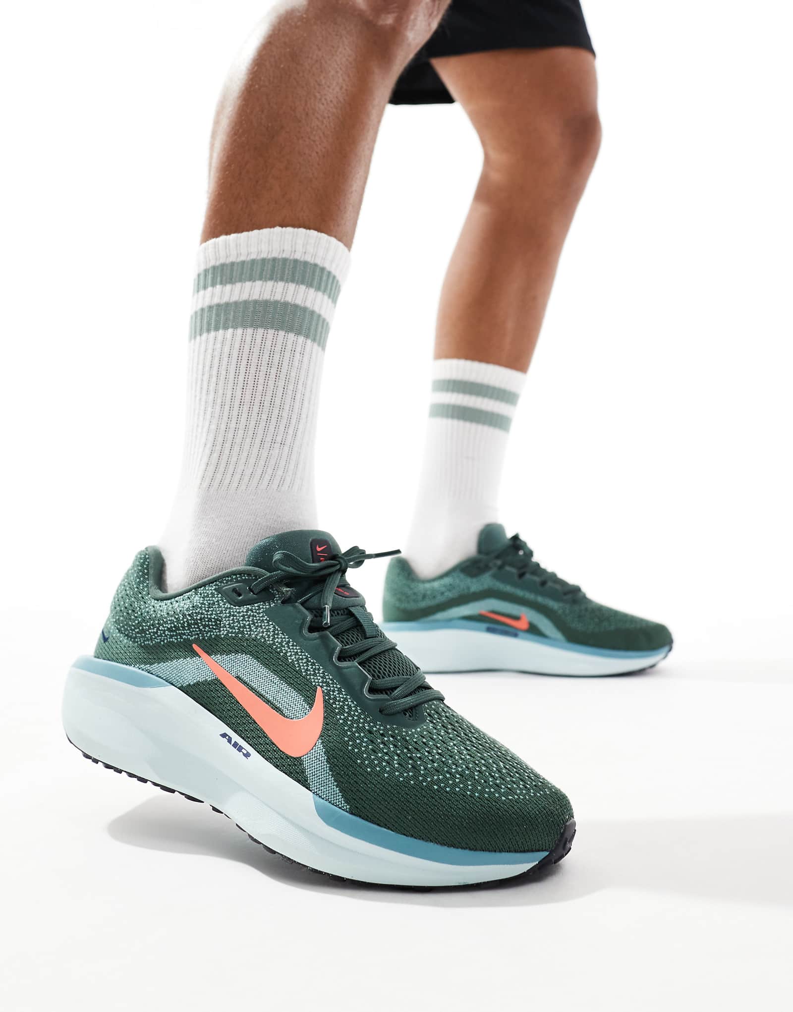 Кроссовки Nike Running Winflo 11 темно-зеленого и оранжевого цветов 13890₽