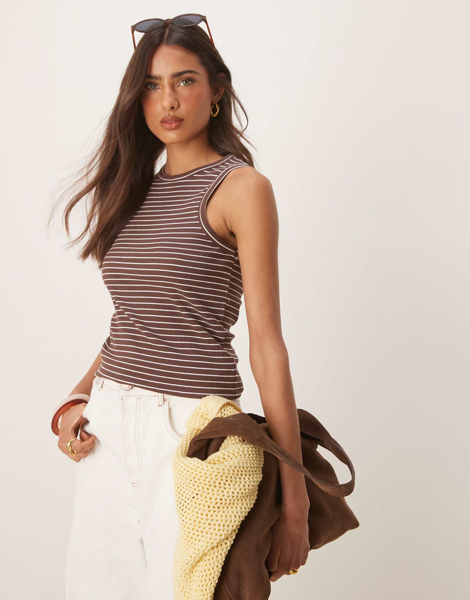 Выбранная женская майка в рубчик в коричневую полоску 10390₽