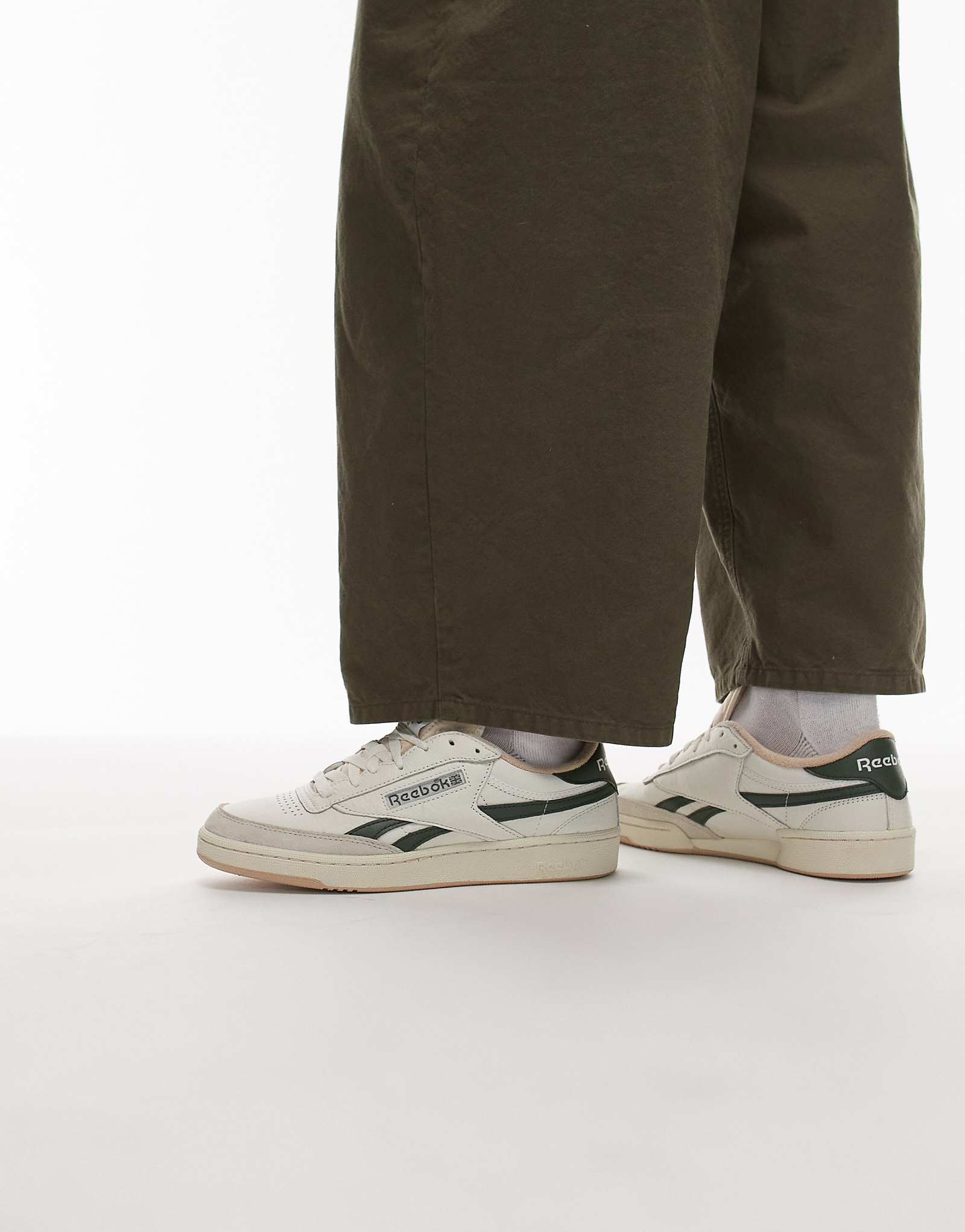 Кроссовки Reebok Club C Revenge темно-белого и зеленого цветов 17090₽