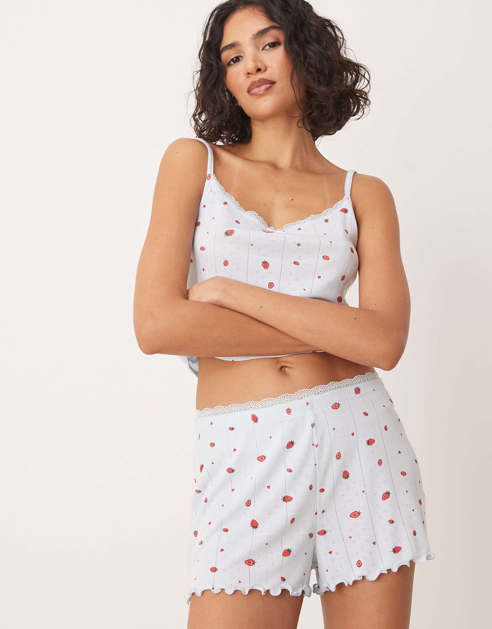 Шорты-пуанты Urban Threads с клубничным принтом 2490₽