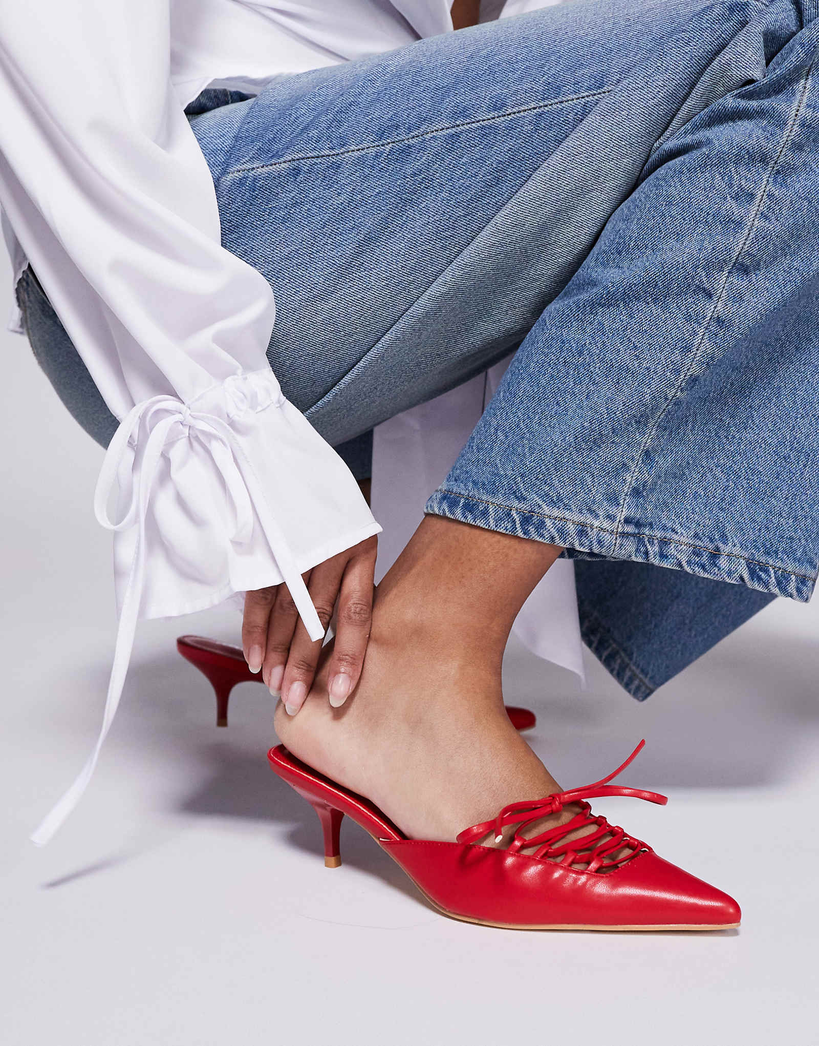 Красные шлепанцы Public Desire Geneva на остроконечном каблуке котенка со шнуровкой 5090₽