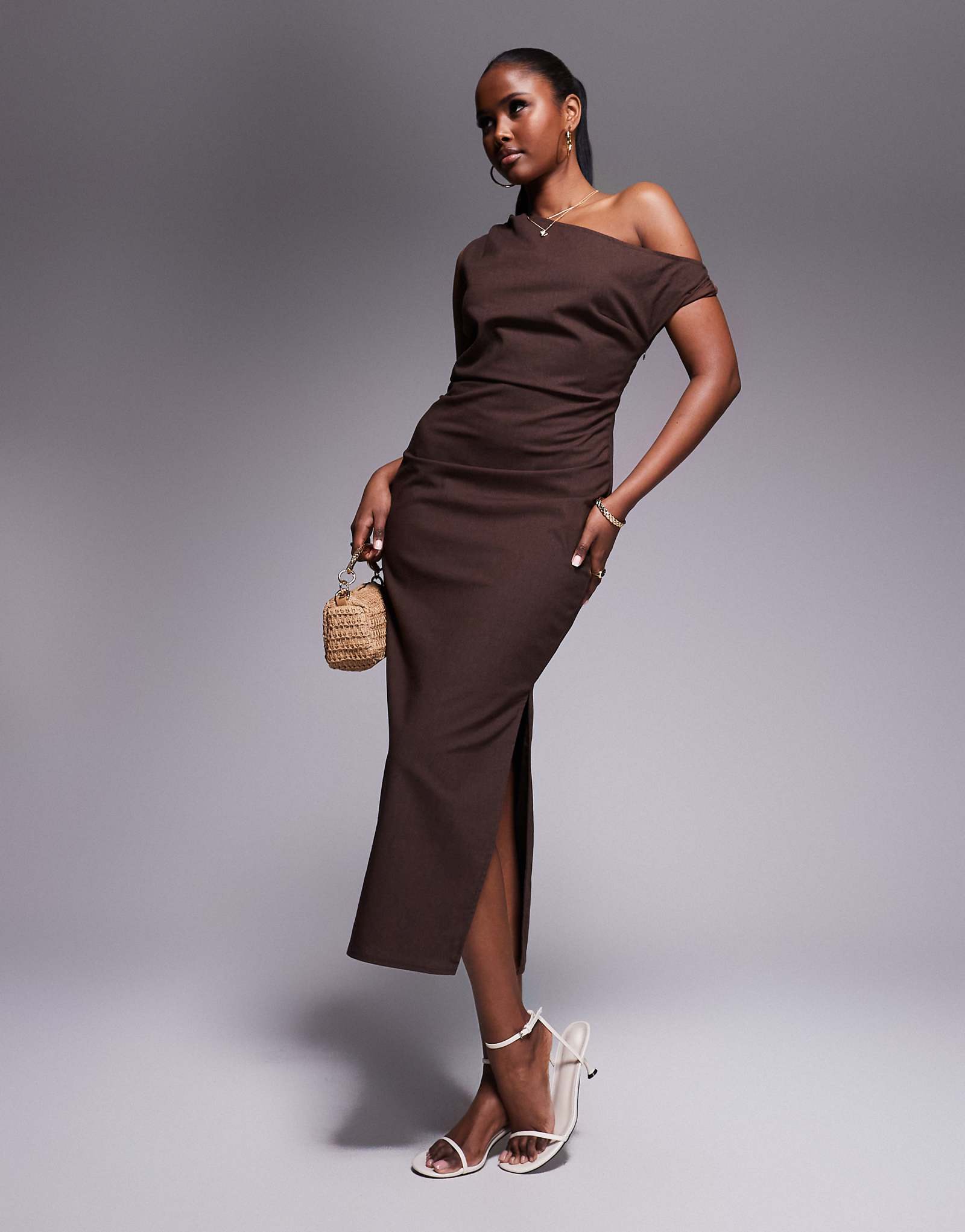 Льняное платье миди Kaiia шоколадно-коричневого цвета с открытыми плечами и закругленными краями