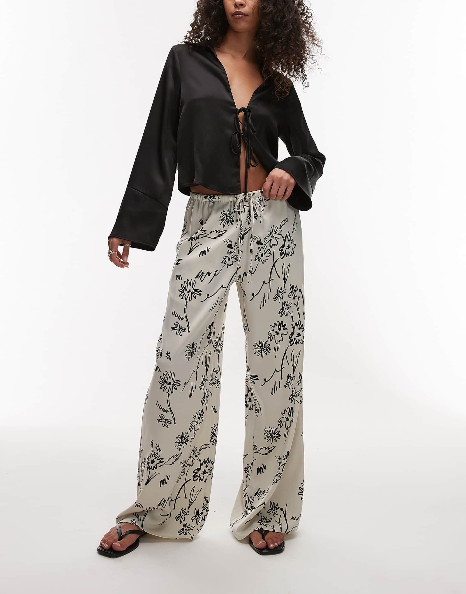 Атласные брюки на завязках с цветочным рисунком от Topshop черного цвета 10690₽