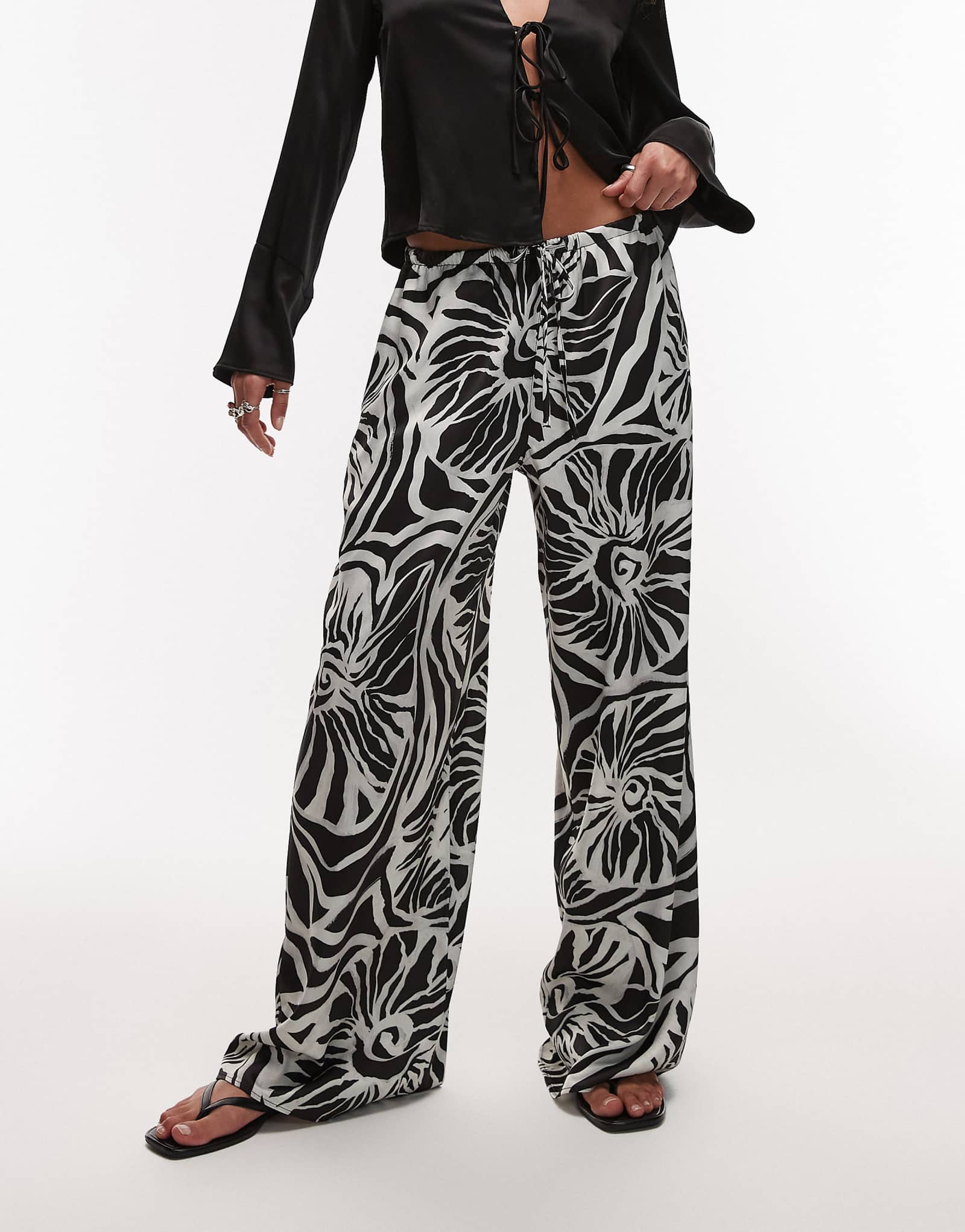 Атласные брюки на завязках с абстрактным принтом в виде ракушек от Topshop черно-белого цвета 6890₽