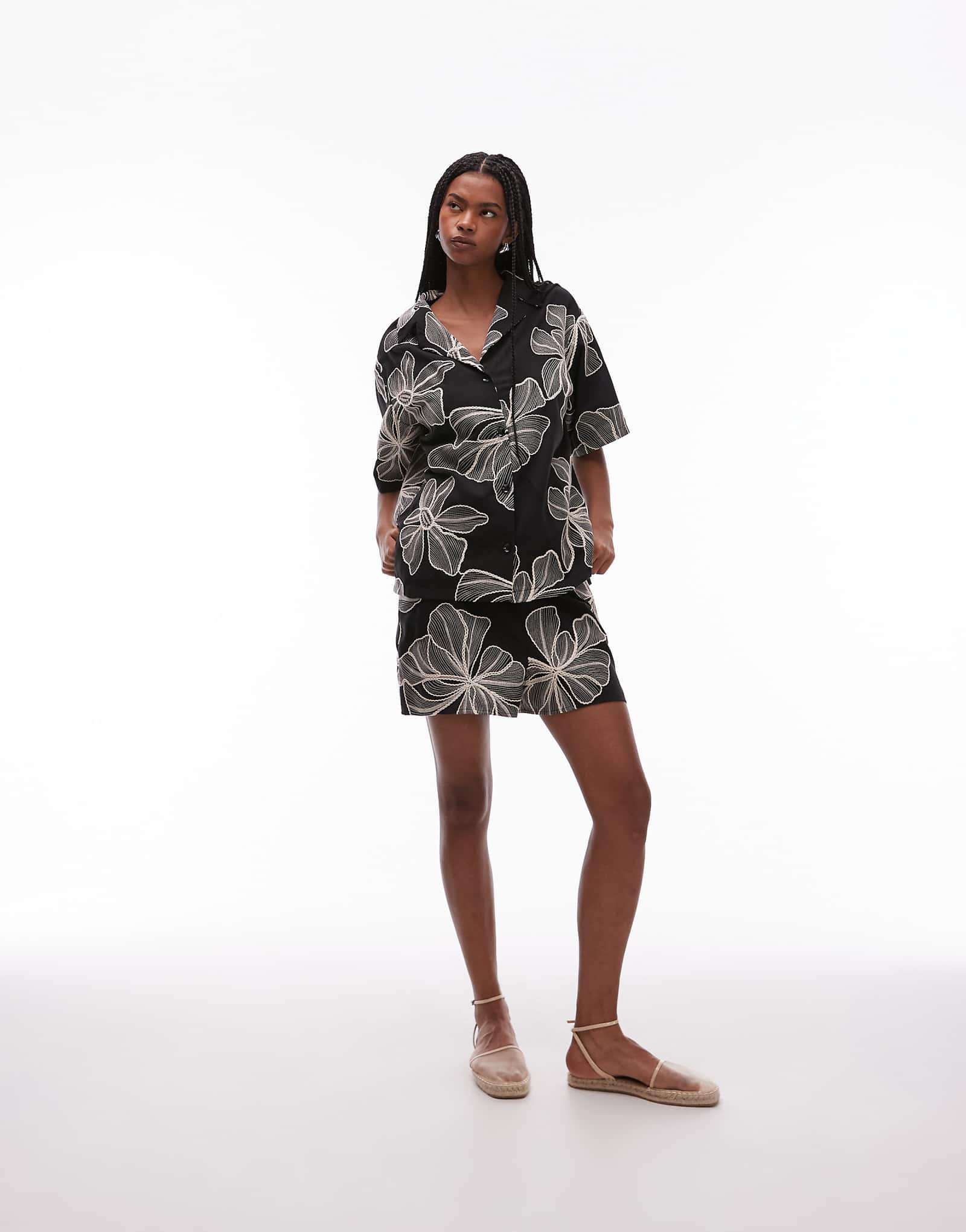 Черно-белые шорты с цветочным рисунком из льняной ткани Topshop stitch detail - часть комплекта 6890₽