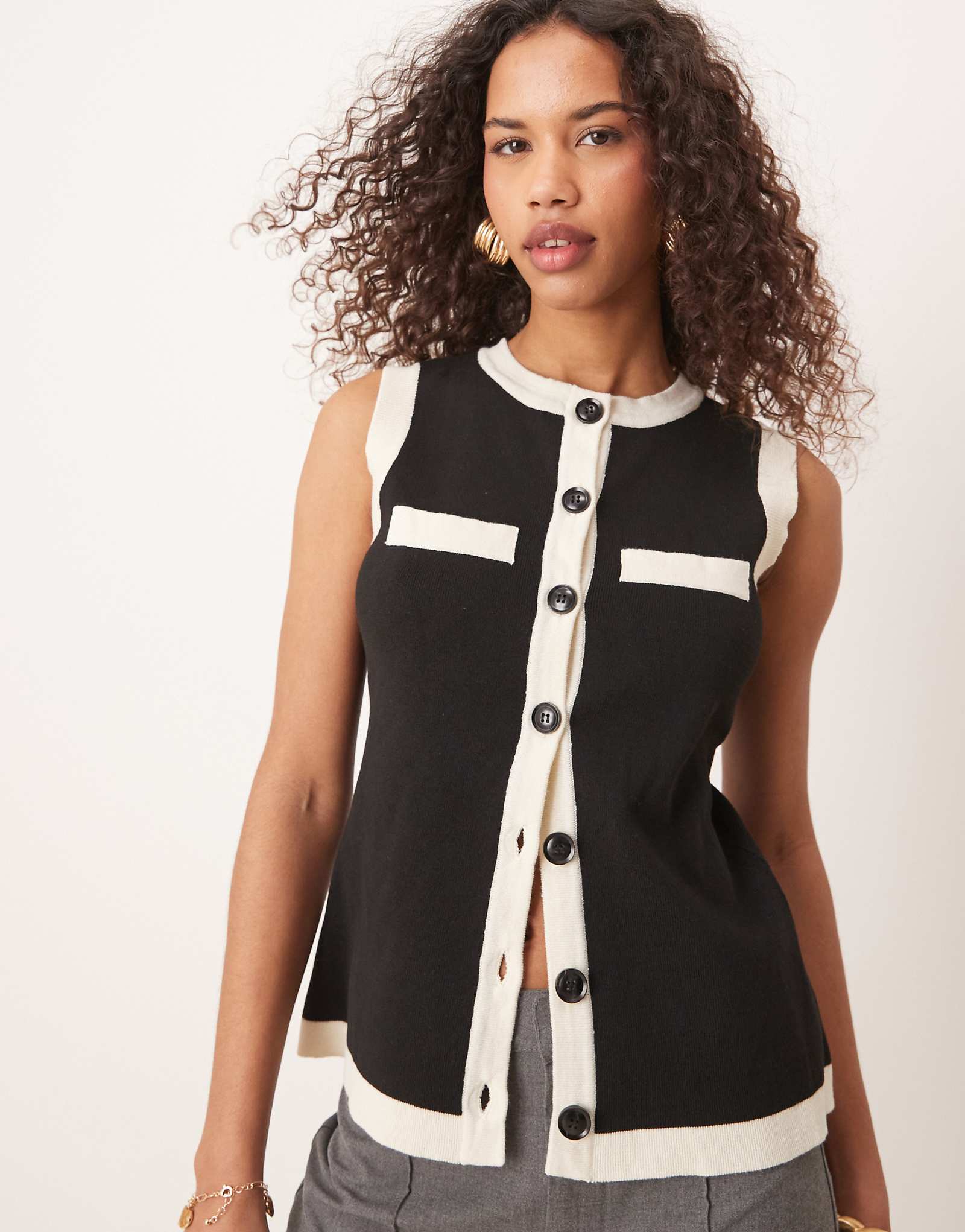 Красивый контрастный вязаный жилет черного и кремового цветов 10290₽