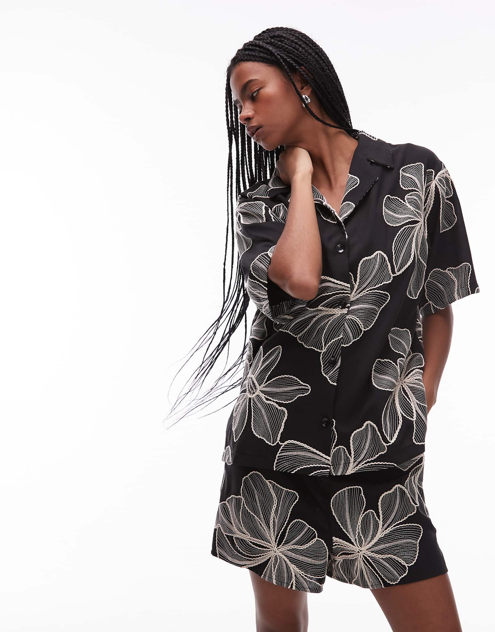 Черно-белая рубашка для отдыха с цветочной текстурой от Topshop черного цвета - часть комплекта 6890₽