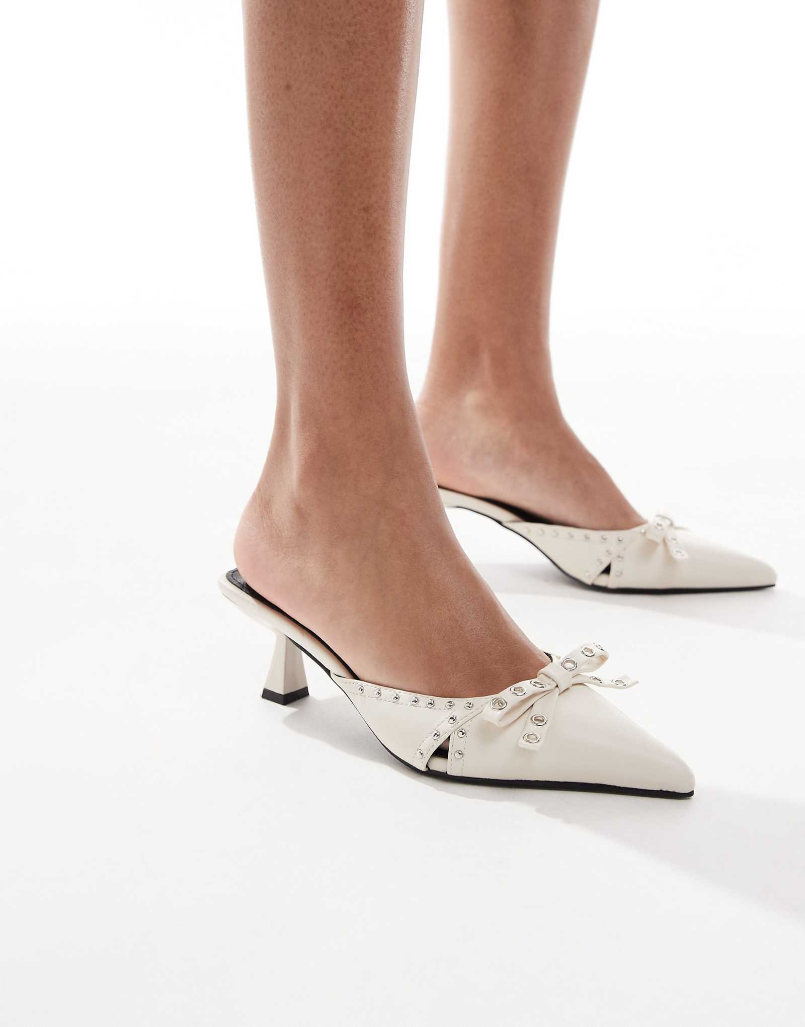 Шлепанцы RAID Tinsley на высоком каблуке с бантом темно-белого цвета