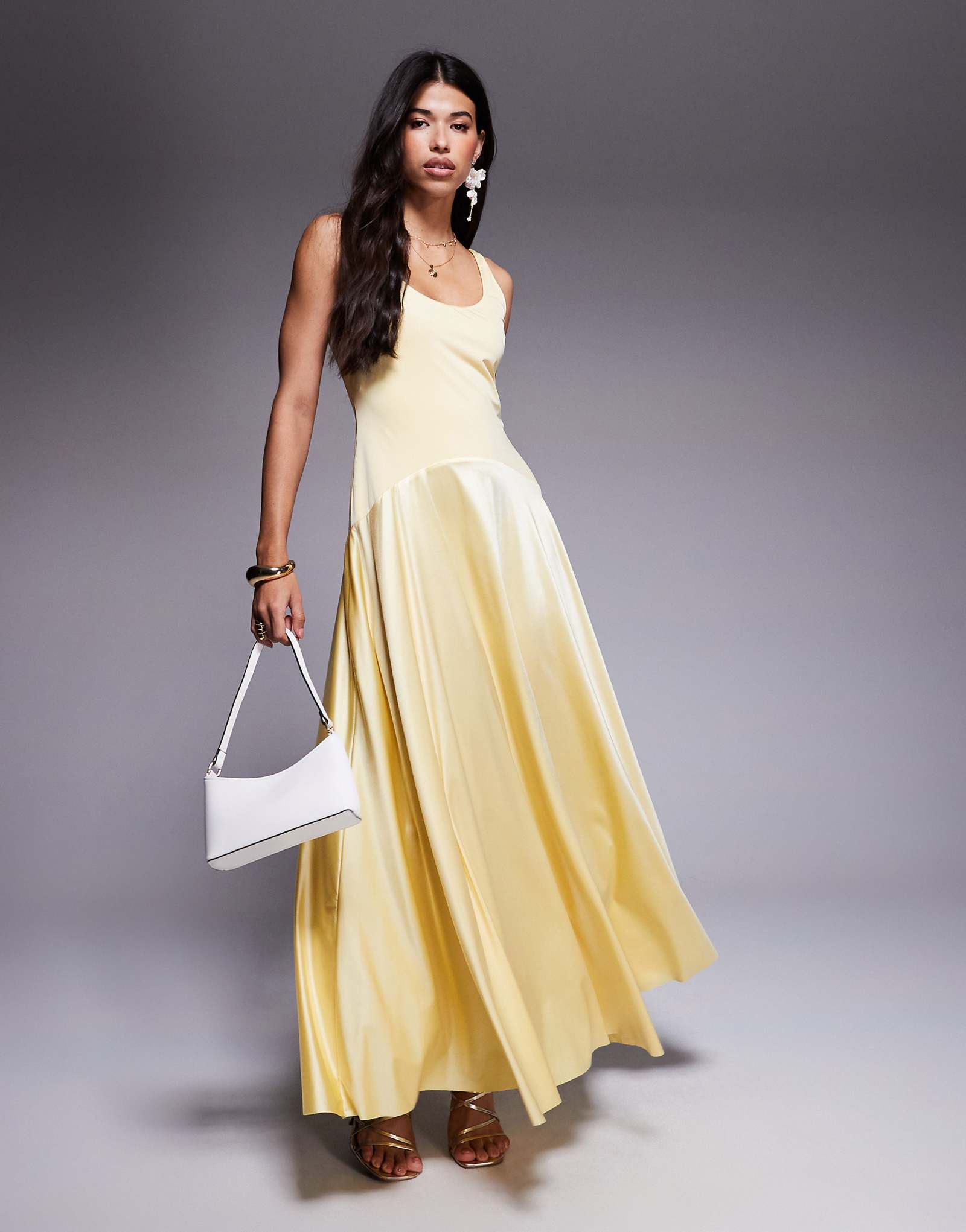 Редкое лондонское атласное макси-платье с круглым вырезом и заниженной талией желтого цвета