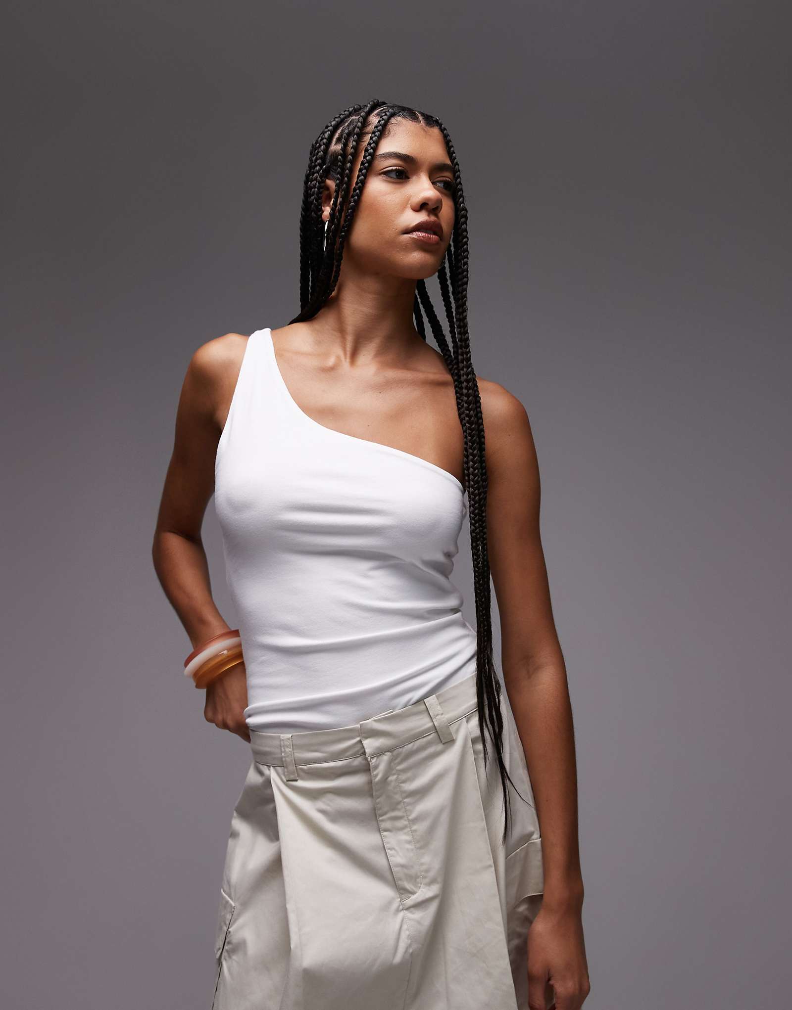 Топ премиум-класса Topshop с одним плечом белого цвета 3290₽