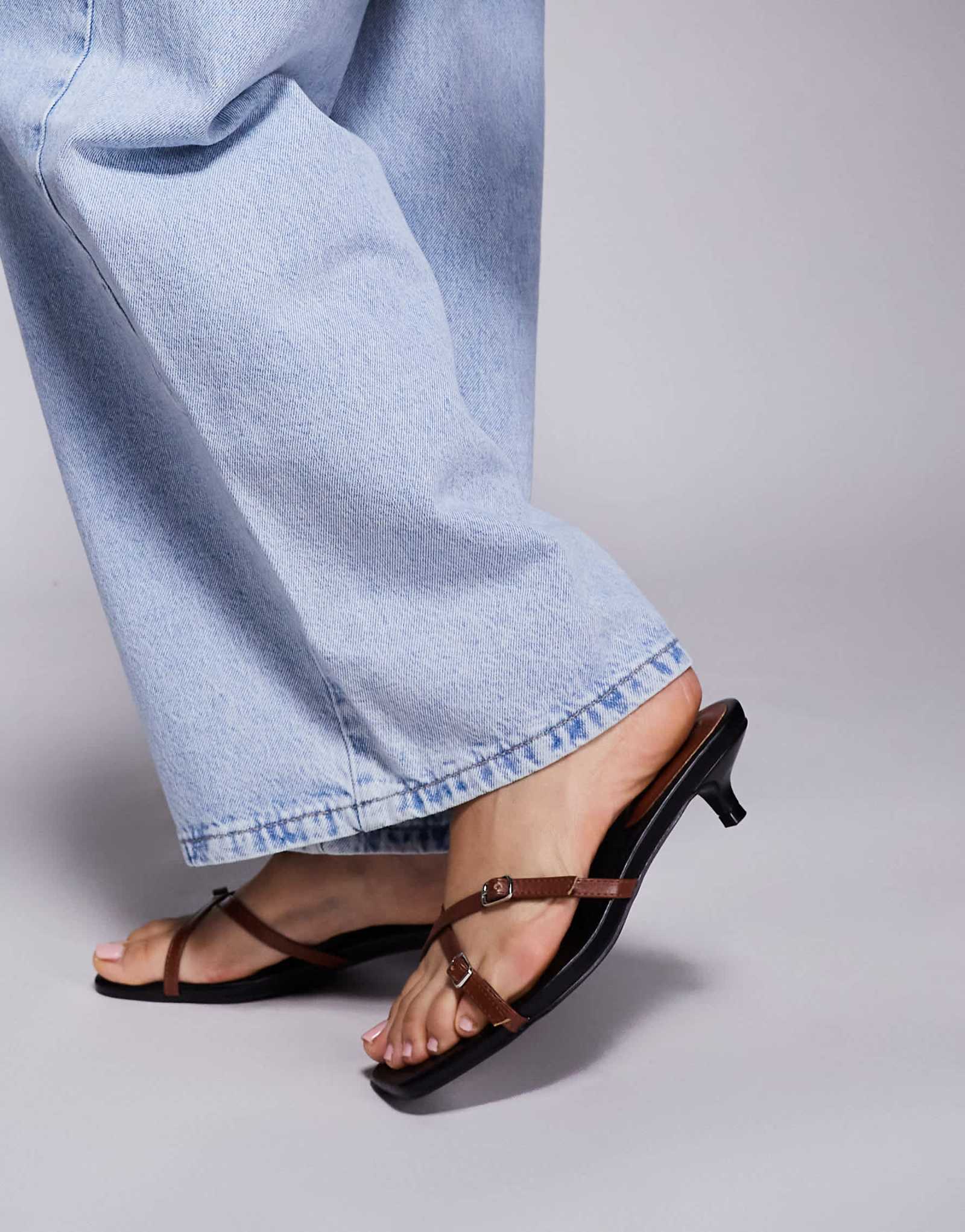 Черные босоножки-слипоны Cindita на высоком каблуке Public Desire с широким кроем 6790₽