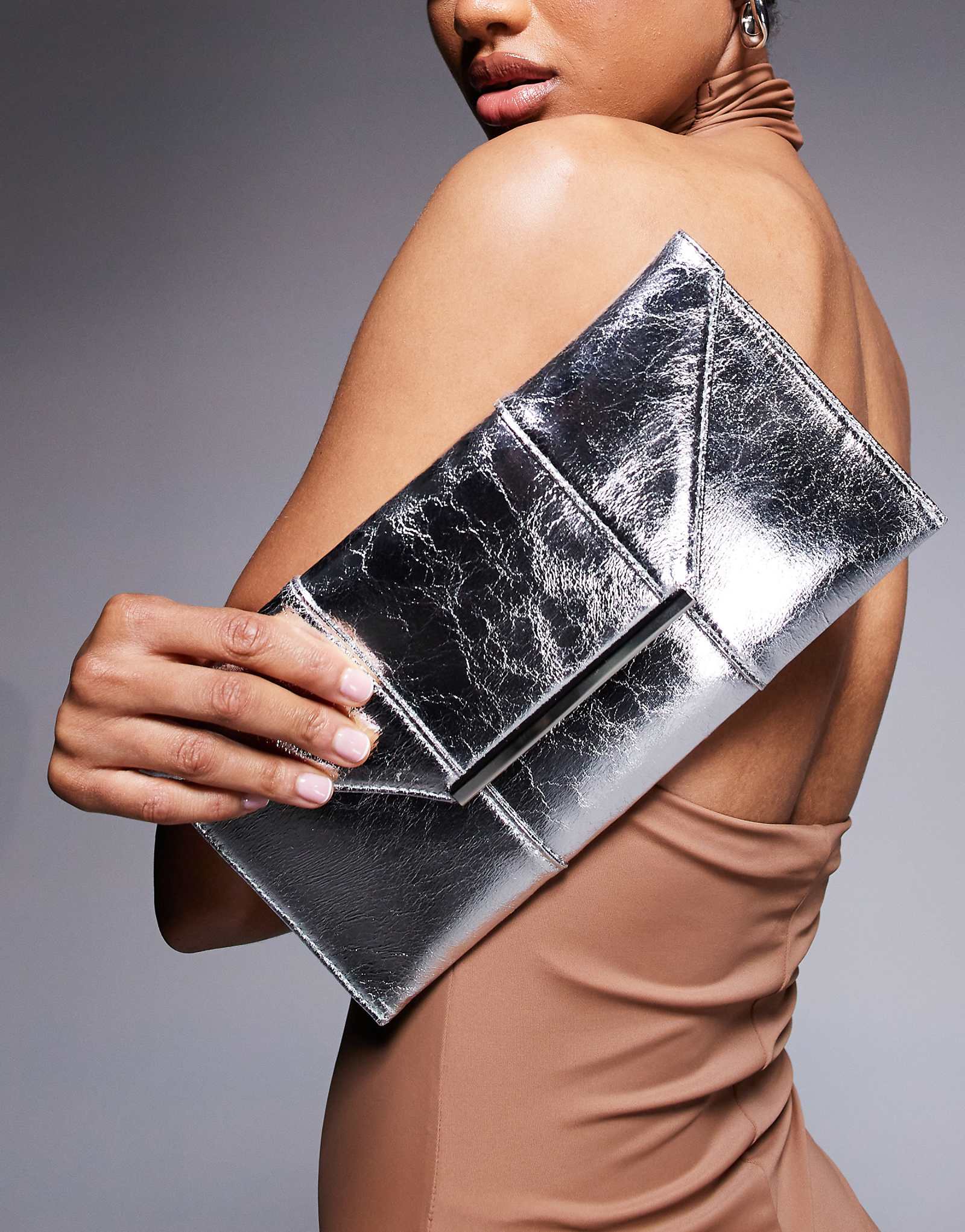 Серебристый металлический клатч-конверт в стиле истинного декаданса