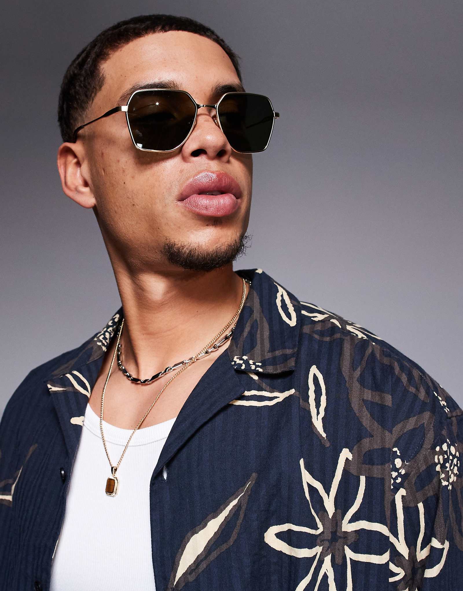 Солнцезащитные очки Quay world tour из шестиугольного металла золотого цвета с зелеными линзами