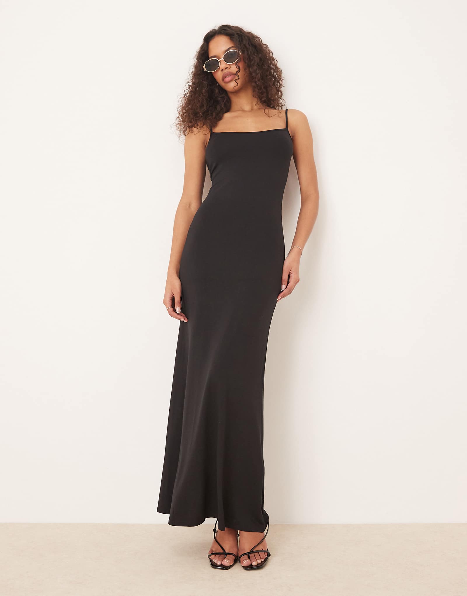 Макси-платье на бретелях из мягкого на ощупь эластичного трикотажа Gina Tricot черного цвета