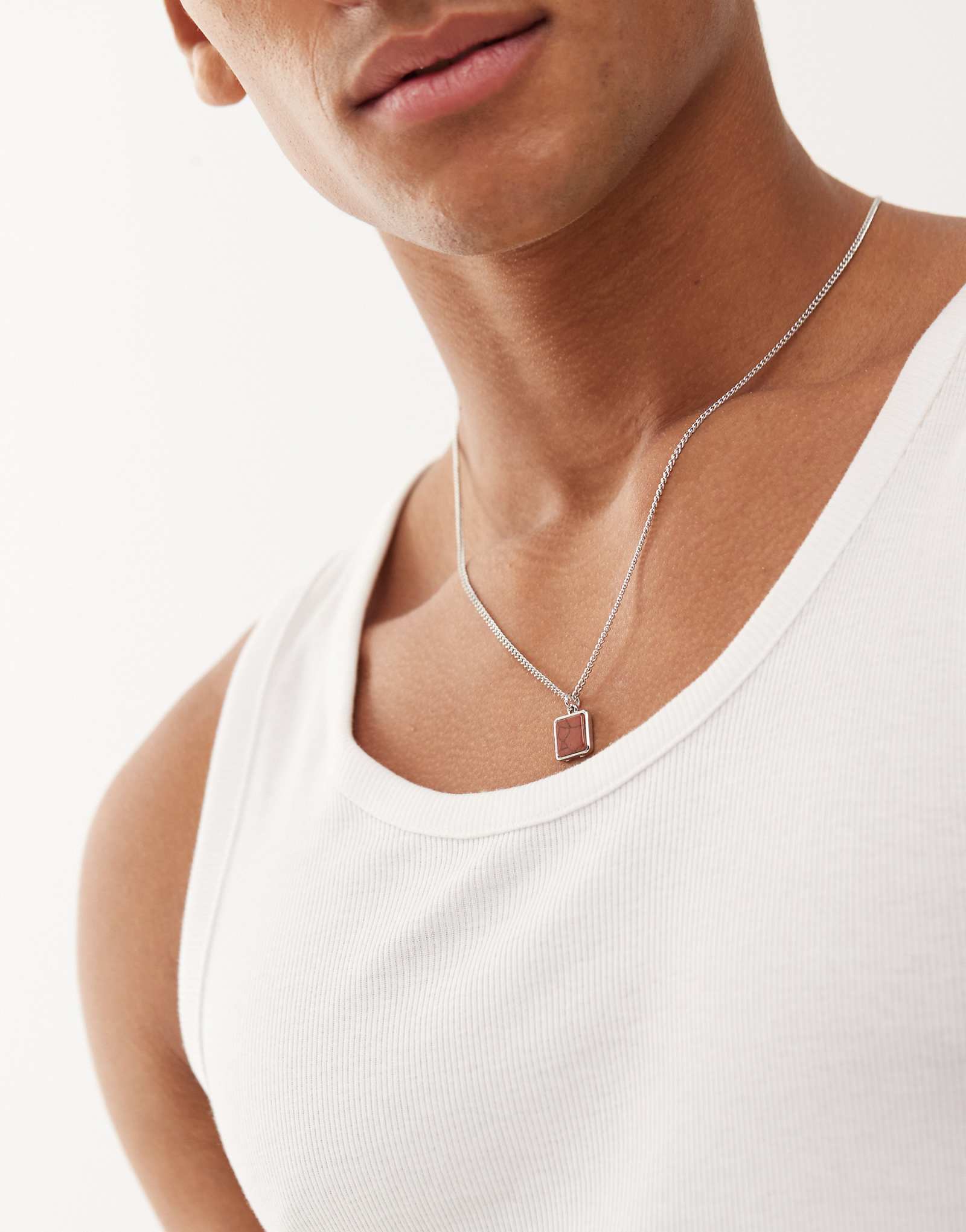 Выцветшее колье-цепочка Future с подвеской из коричневого мрамора серебристого оттенка 3890₽