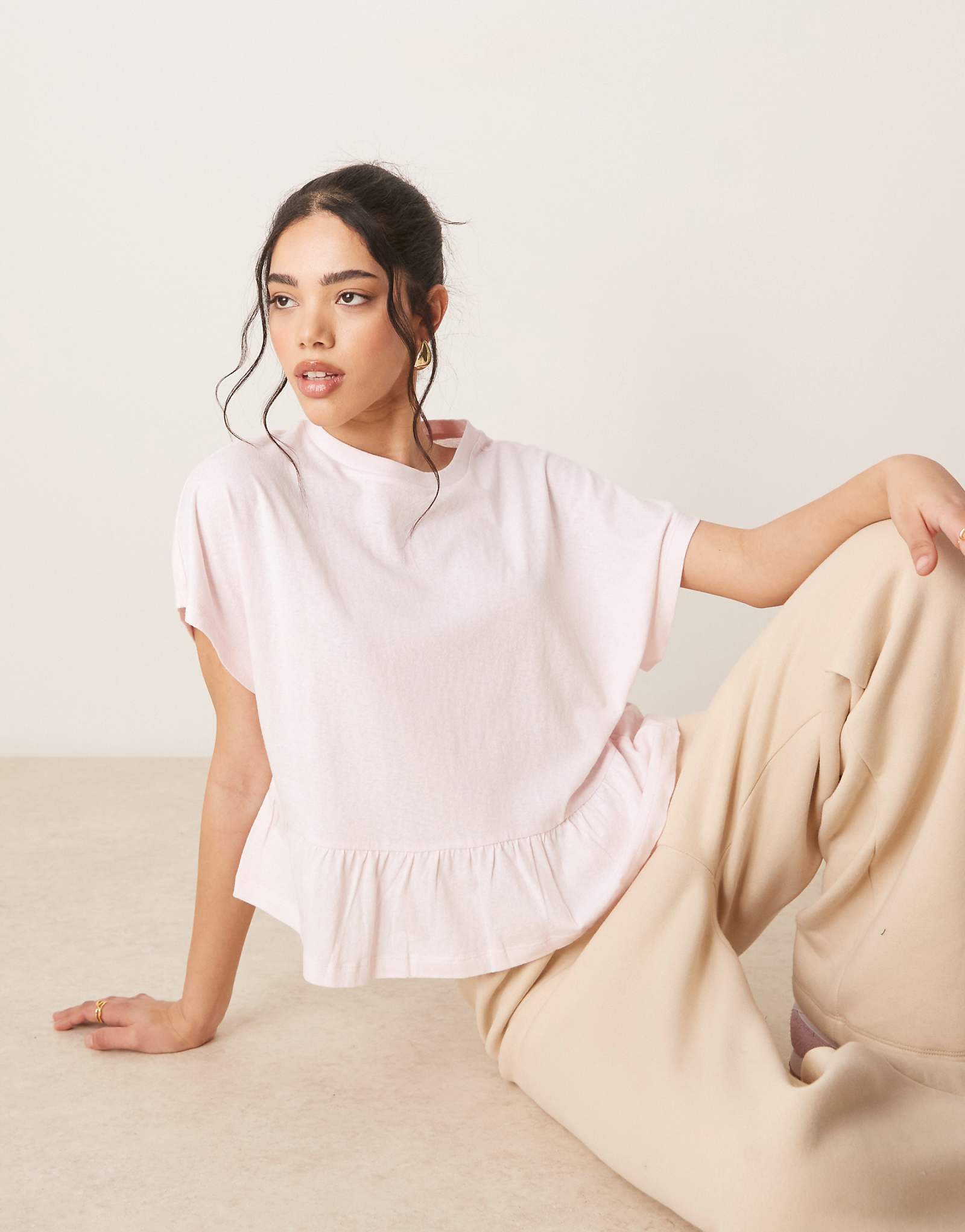 ДИЗАЙНЕРСКАЯ льняная футболка ASOS с коротким рукавом и баской розового цвета 2790₽