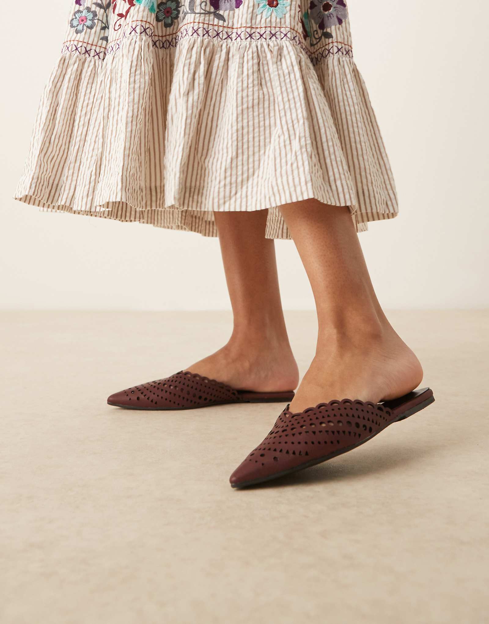 Шлепанцы на плоской подошве с острым носком и лабиринтным вырезом от ASOS DESIGN бордового цвета 5690₽