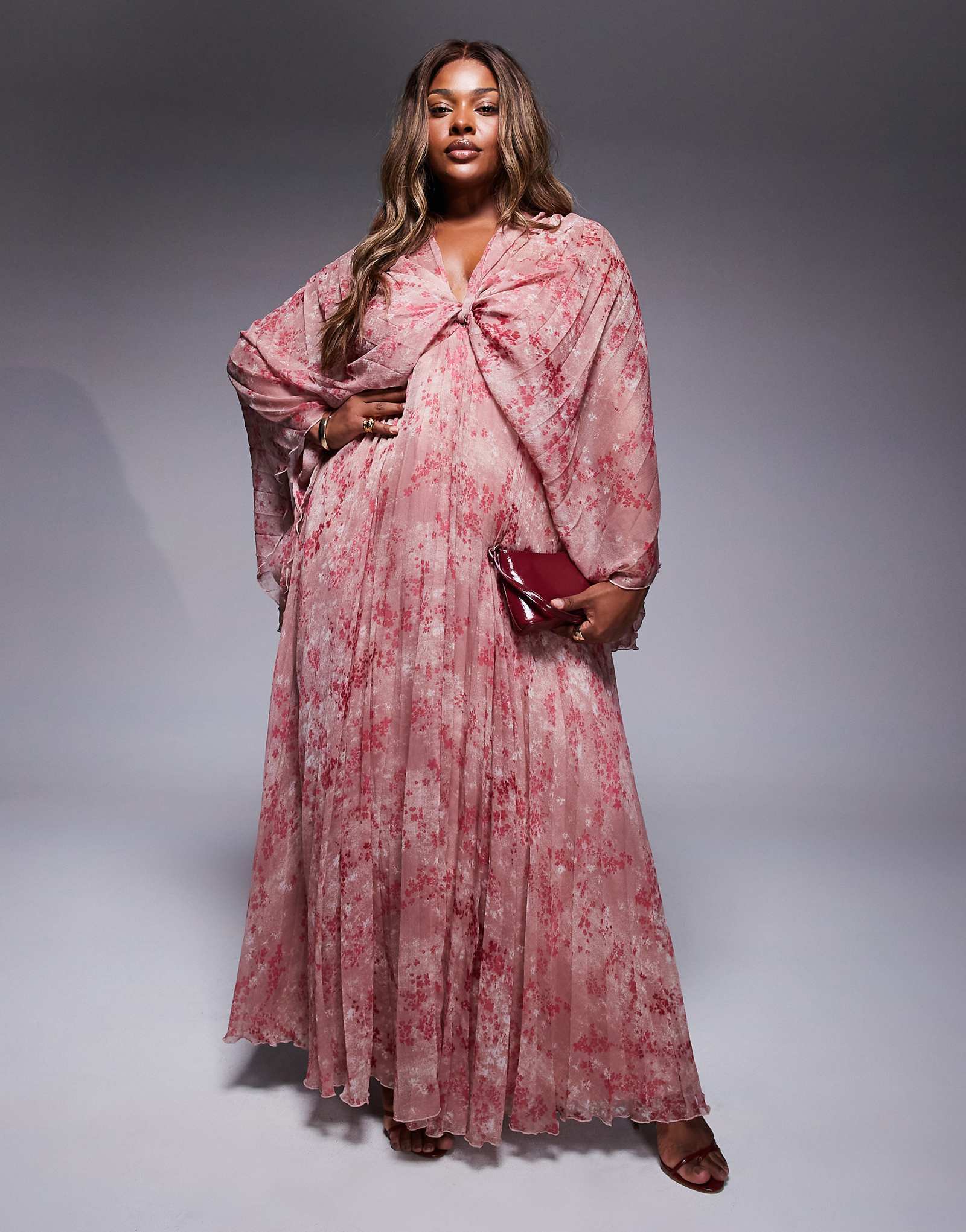 Макси-платье ASOS DESIGN Curve из плиссированного шифона с закручивающимся передом розового цвета в цветочек 16690₽