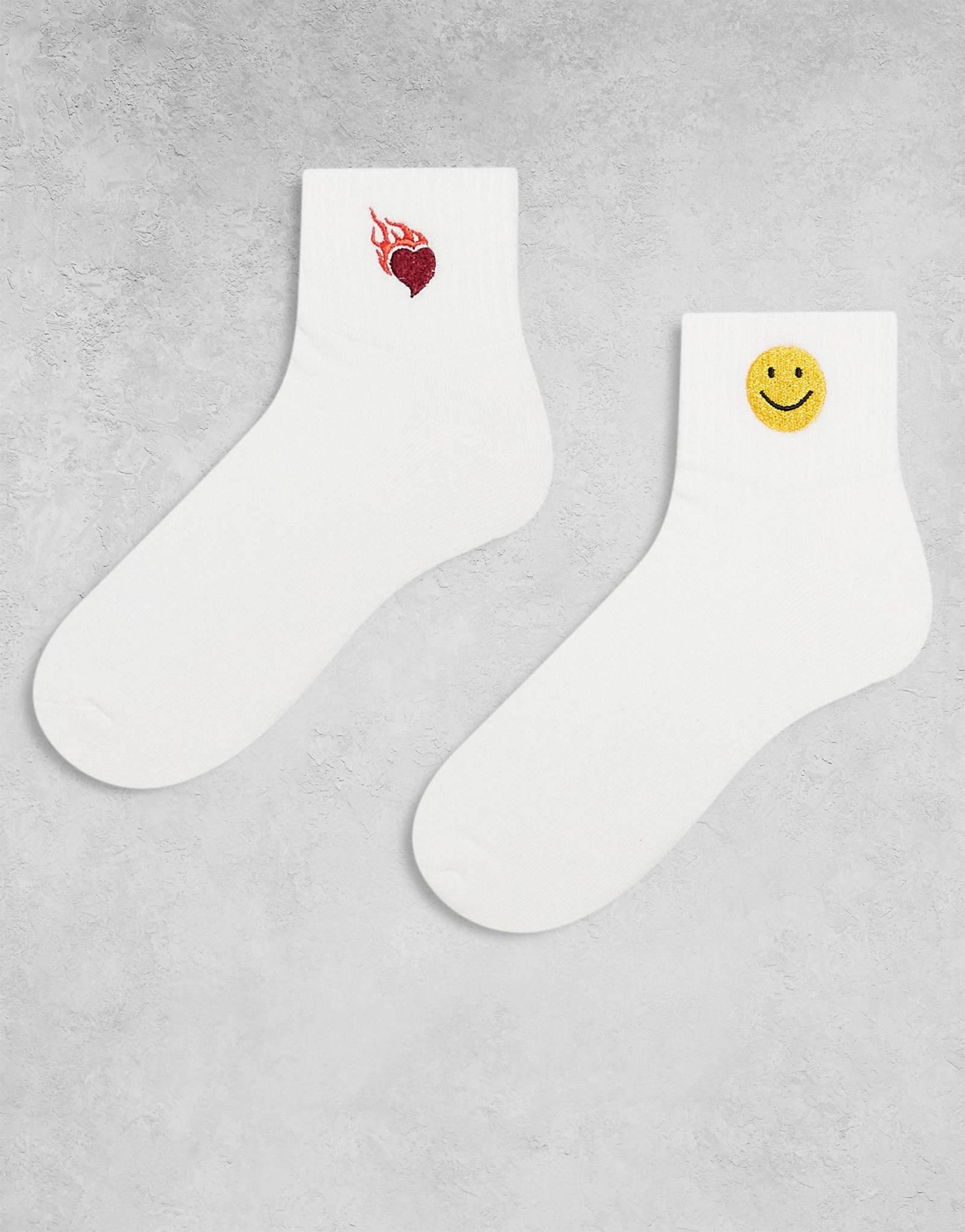 Носки ASOS DESIGN из 2 упаковок с вышитыми символами белого цвета 2790₽