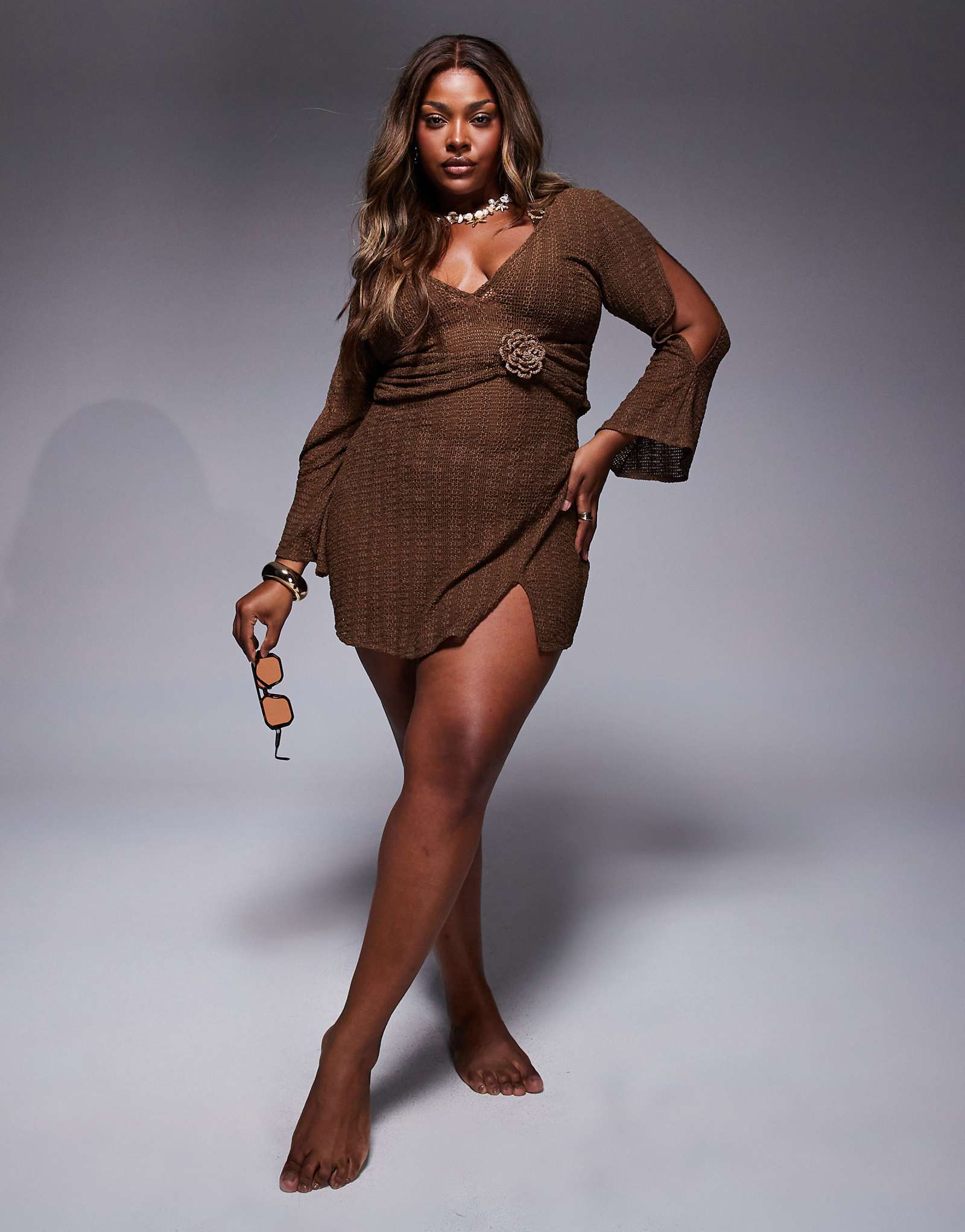 Мини-платье с глубоким вырезом Raffi от ASOS DESIGN Curve темно-коричневого цвета 9990₽
