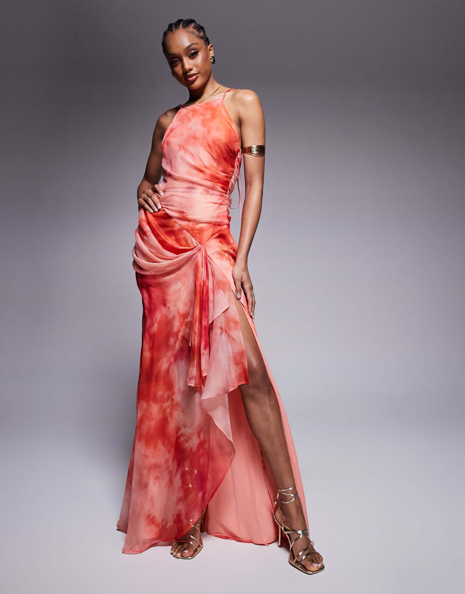 Макси-платье на бретельках с высоким воротом и драпированной юбкой с размытым принтом ASOS DESIGN 16290₽