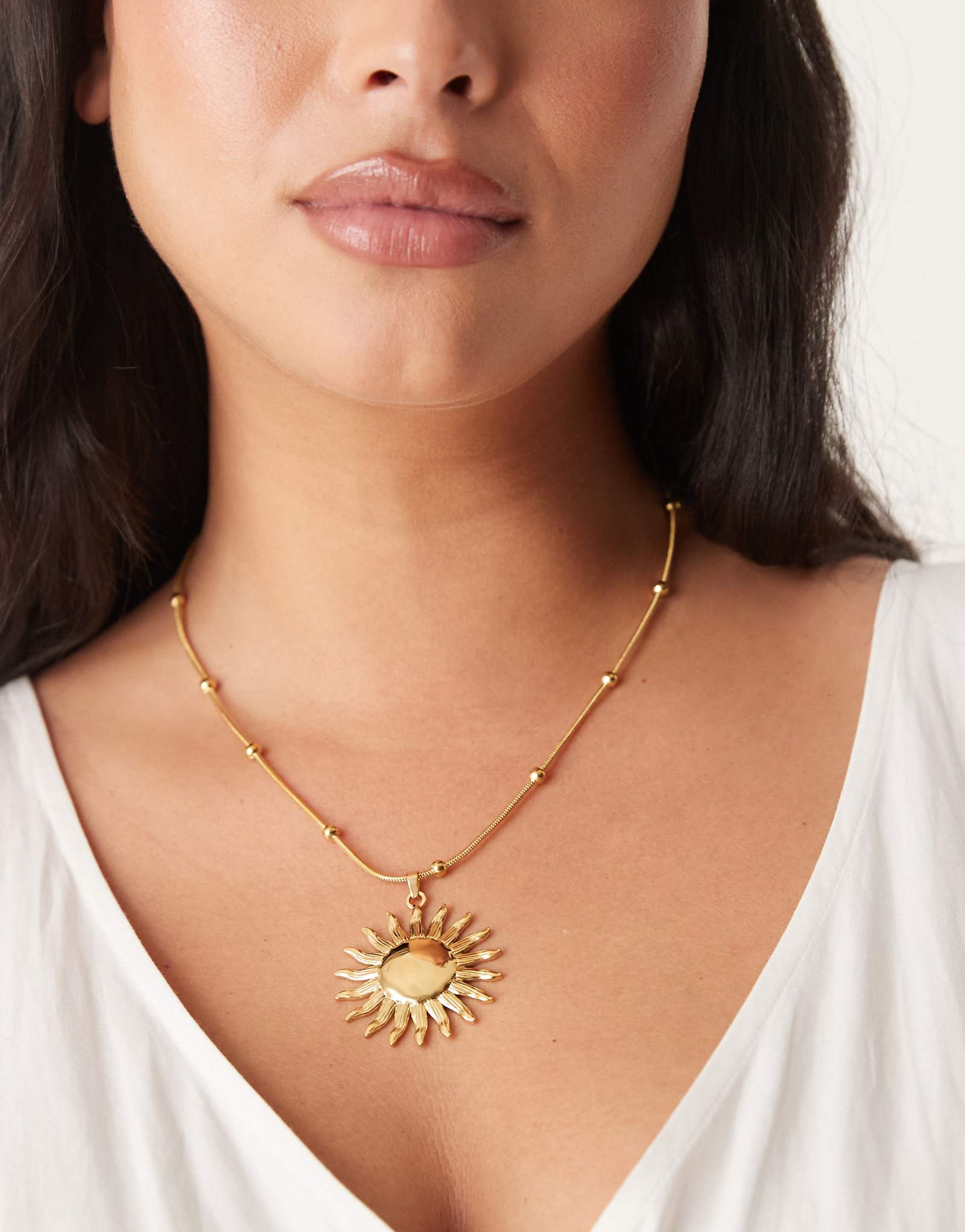 Водонепроницаемое колье ASOS DESIGN Curve из нержавеющей стали с подвеской sun золотого оттенка 4090₽
