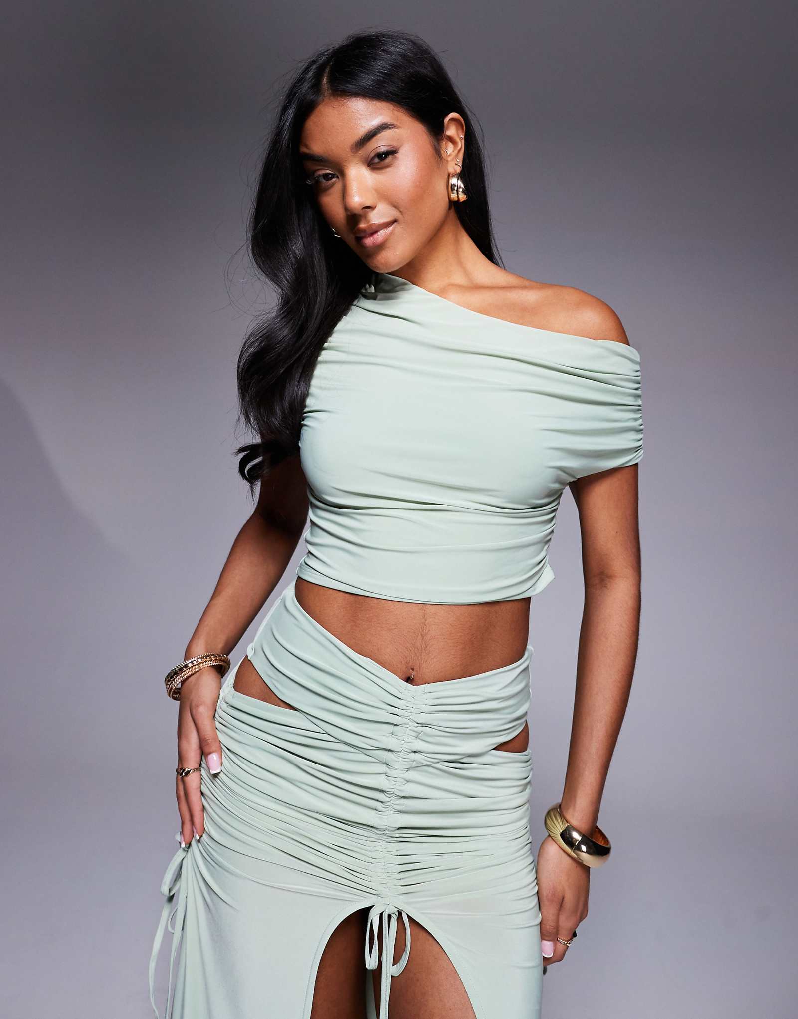 Топ ASOS x из коллекции SOURCED с драпировкой и открытыми плечами цвета шалфея 3690₽