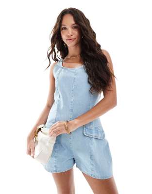 Джинсовый комбинезон ASOS DESIGN с круглым вырезом горловины и карманами светло-синего цвета