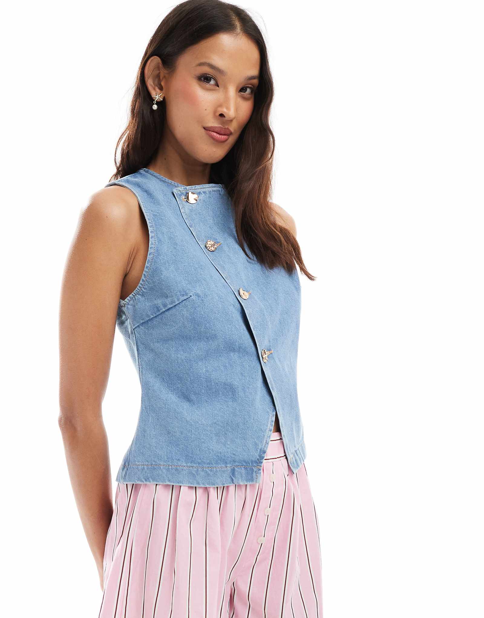 Асимметричный топ ASOS DESIGN с перекрещивающимися передними частями и золотыми пуговицами светло-голубого цвета 9190₽