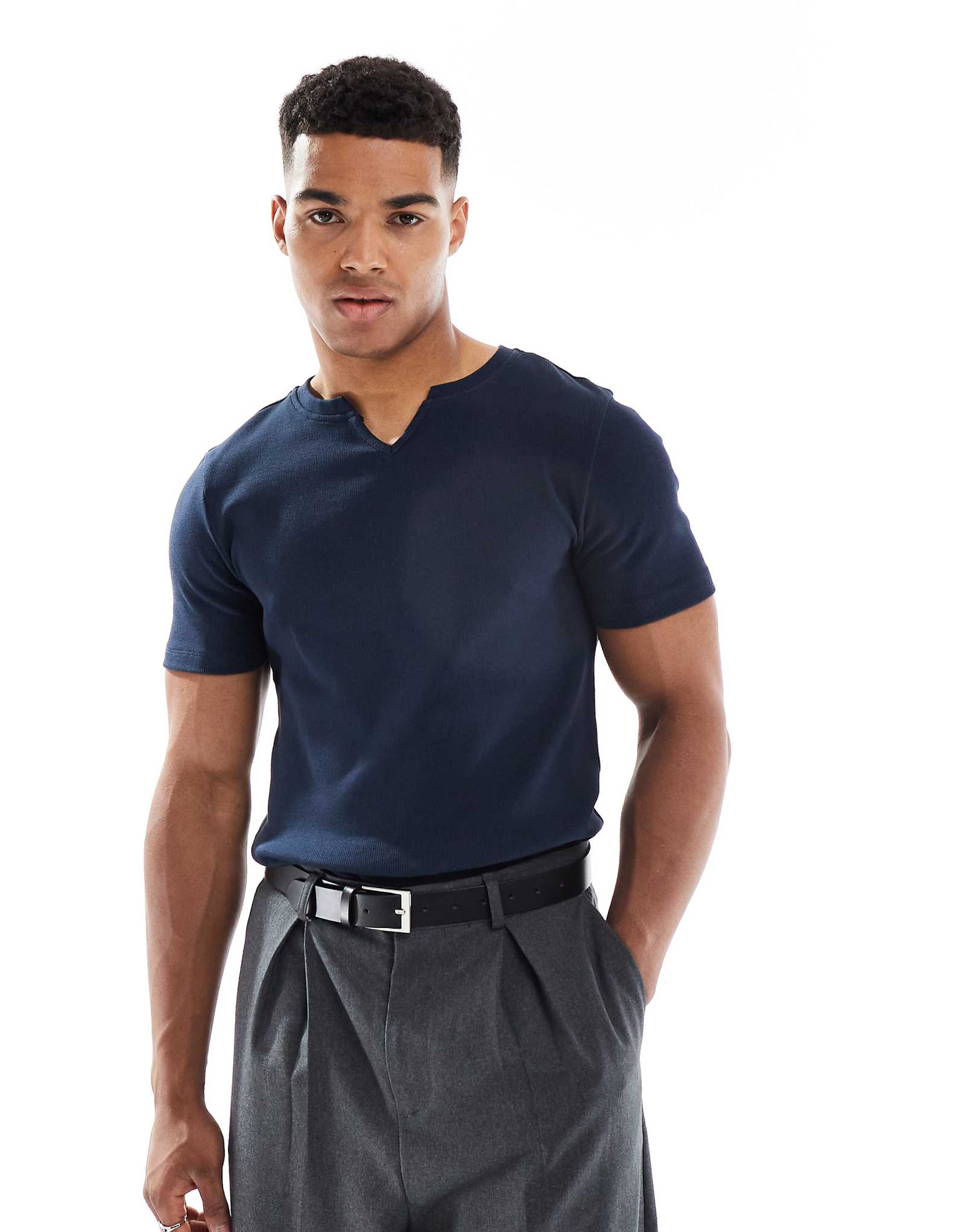 Трикотажная футболка ASOS DESIGN muscle fit из ребристого трикотажа с вырезом горловины темно-синего цвета 5090₽