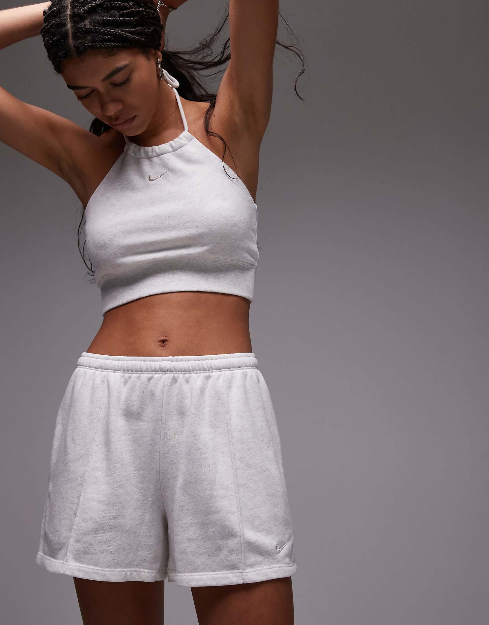 Французские махровые шорты Nike Chill светло-бежевого цвета 11190₽