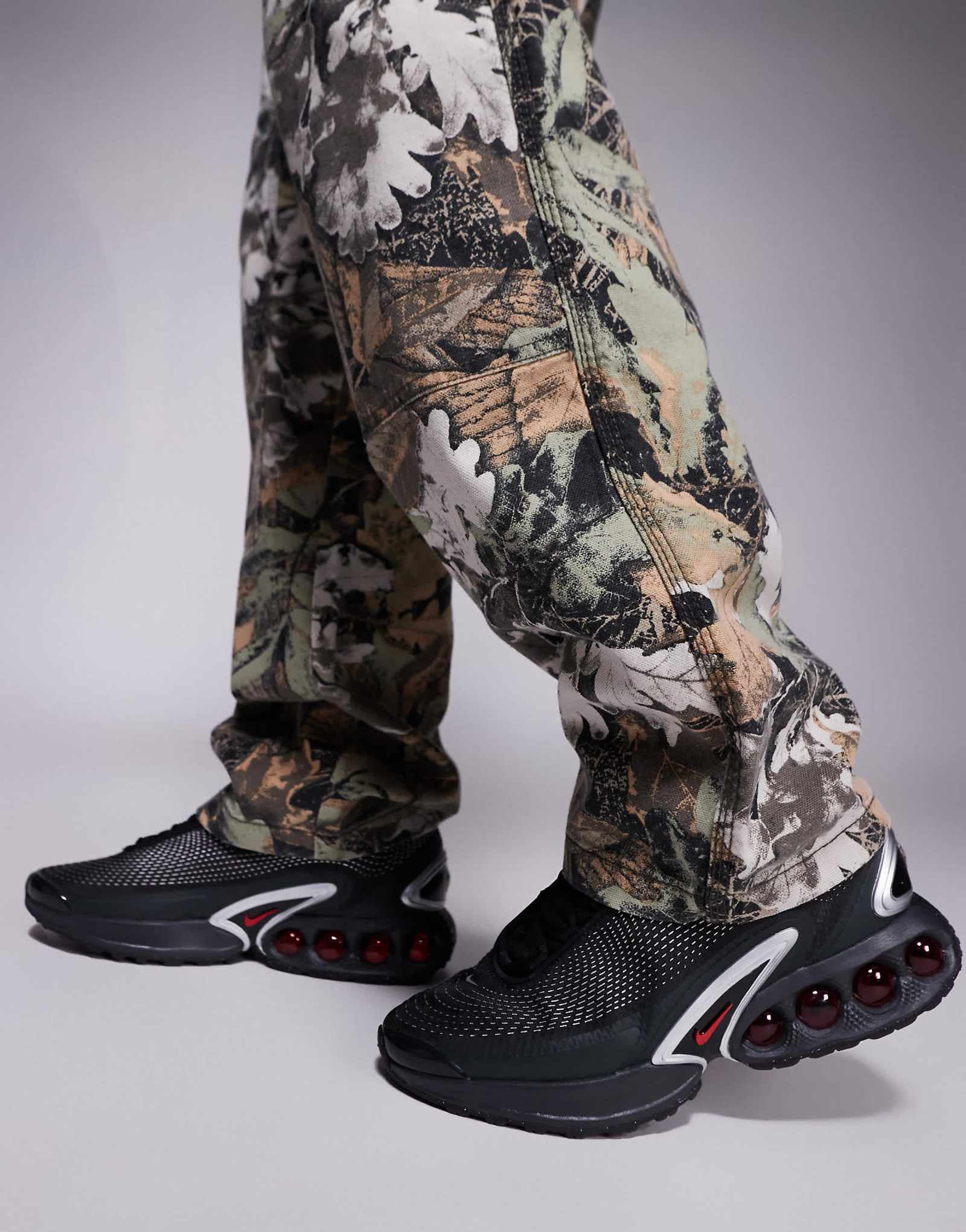 Кроссовки Nike Air Max DN черного и красного цветов 34690₽