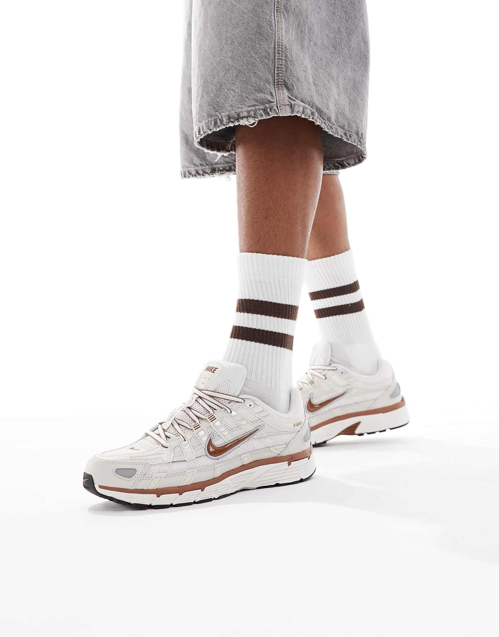 Кроссовки Nike P-6000 бежевого и коричневого цветов 35490₽