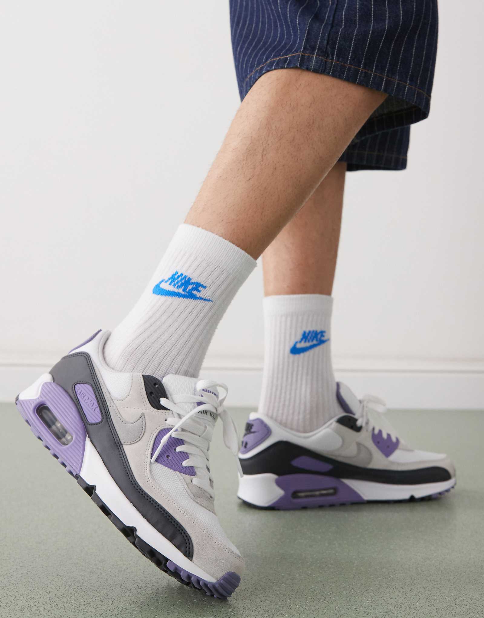 Кроссовки Nike Air Max 90 белого и фиолетового цветов 26490₽