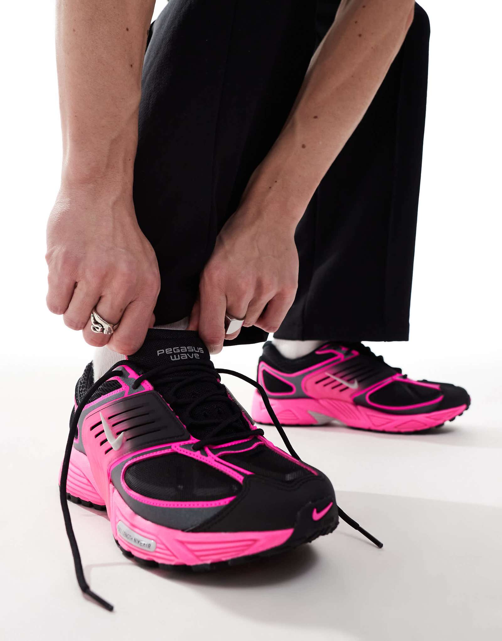 Кроссовки Nike Air Pegasus Wave черного и розового цветов 34690₽