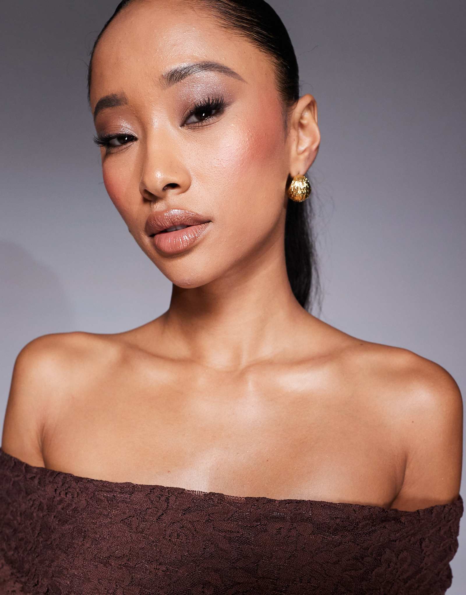 Вырез горловины в винтажном стиле с текстурированными обручами покрытыми золотом 4890₽