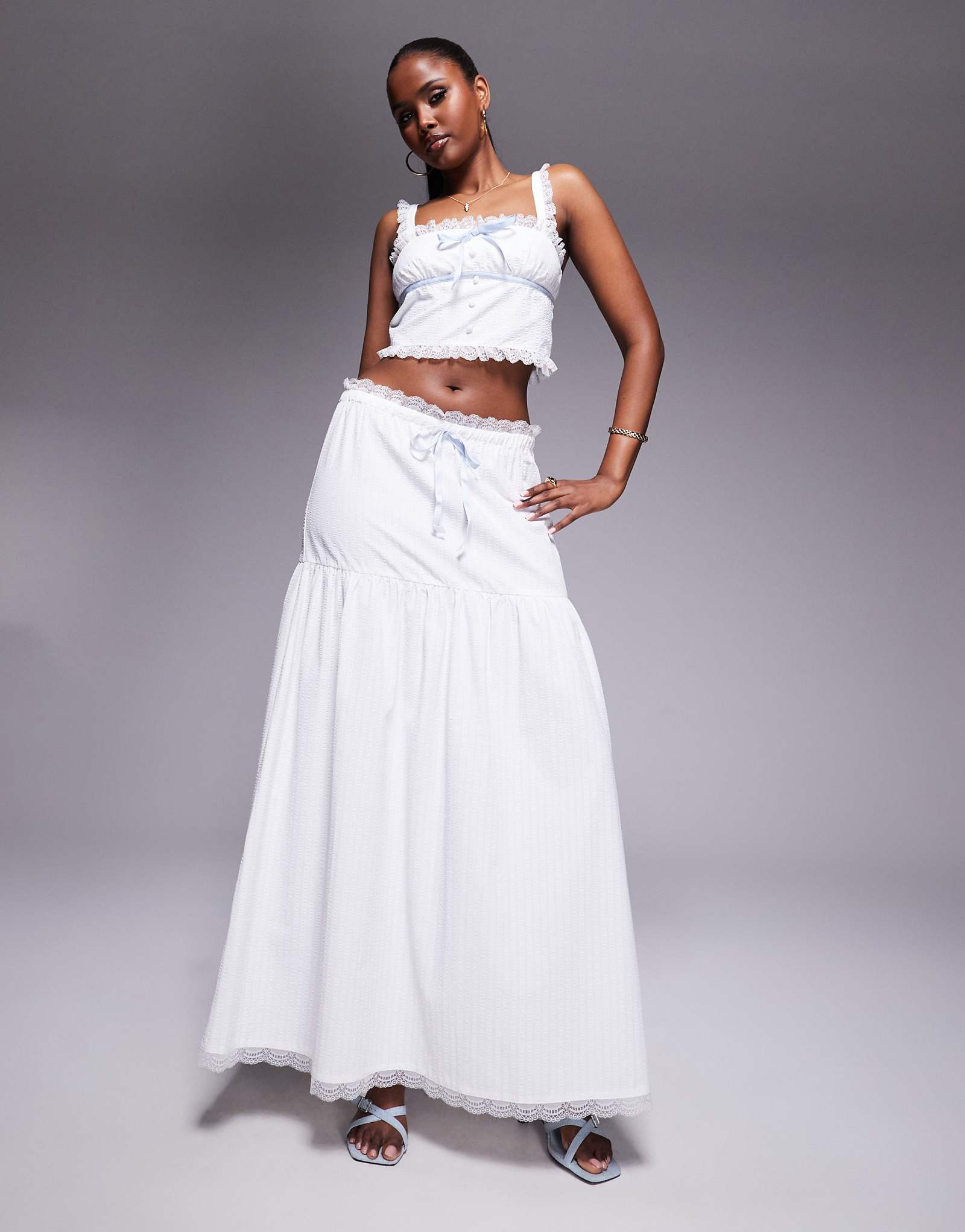 Эксклюзивная юбка макси с заниженной талией и завязками из текстурированного кружева Kaiia exclusive синего цвета - часть комплекта