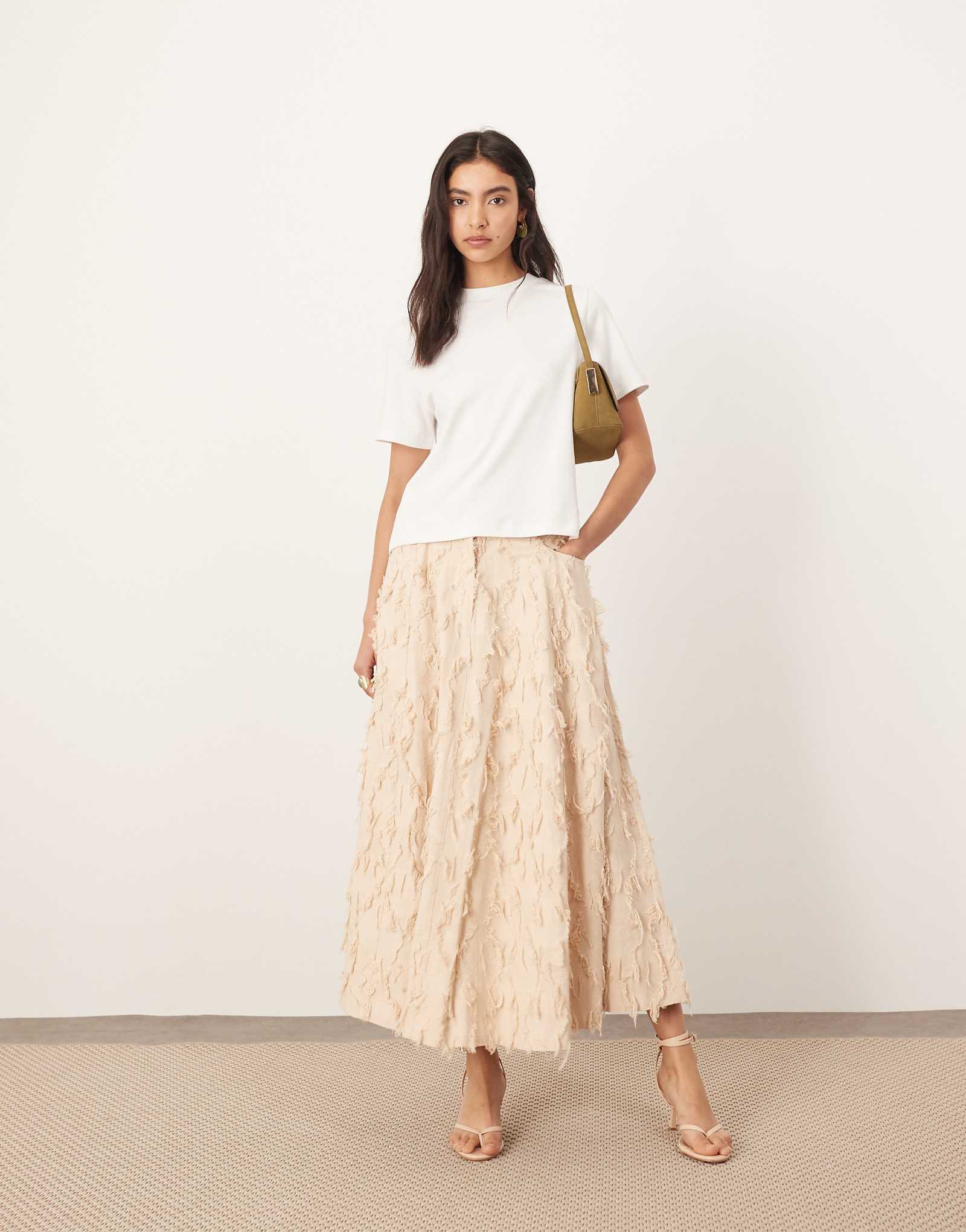 НАДЕНЬТЕ текстурную пышную юбку миди с цветочным рисунком цвета экрю 12990₽