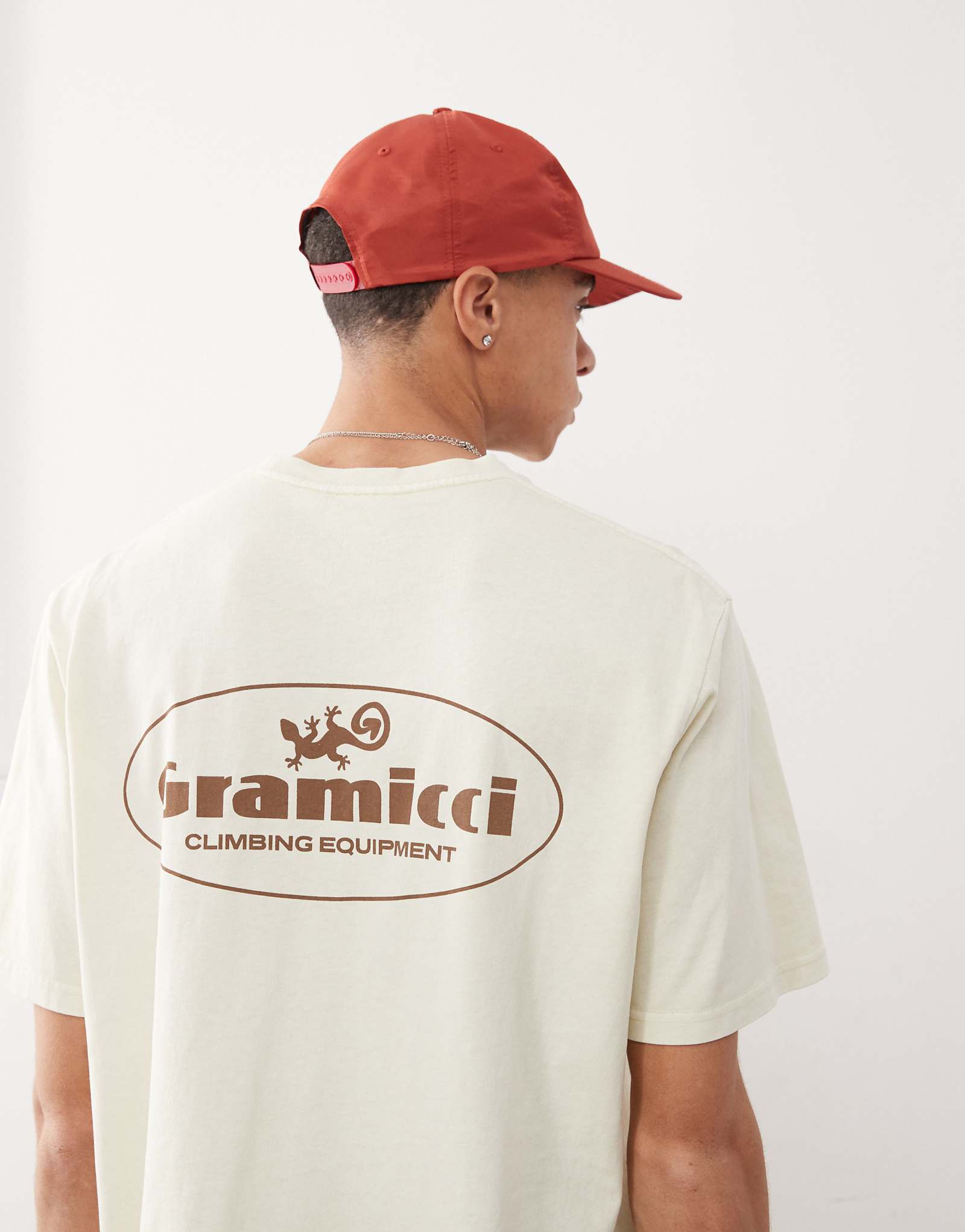 Футболка с изображением альпинистского снаряжения Gramicci из натурального дерева