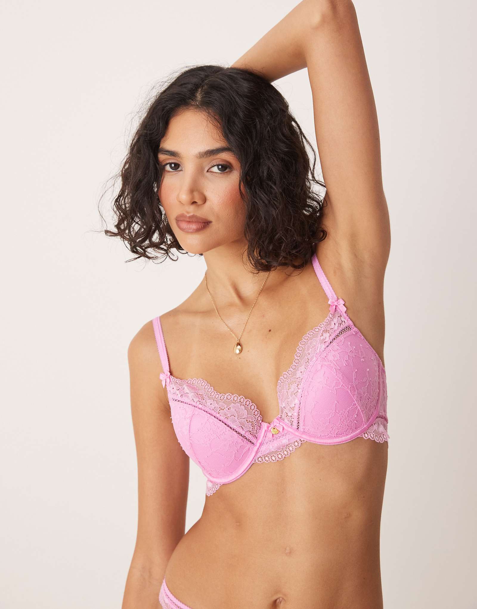 Кружевной бюстгальтер с глубоким вырезом от Boux Avenue розового цвета 7690₽