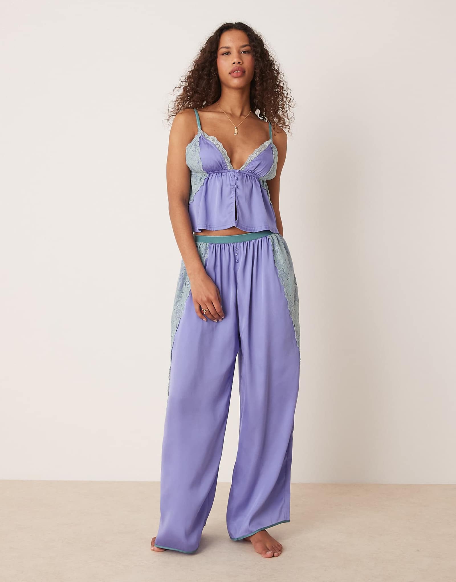 Пижамный комплект из топа-майки и брюк Free People в сочетании с виолой